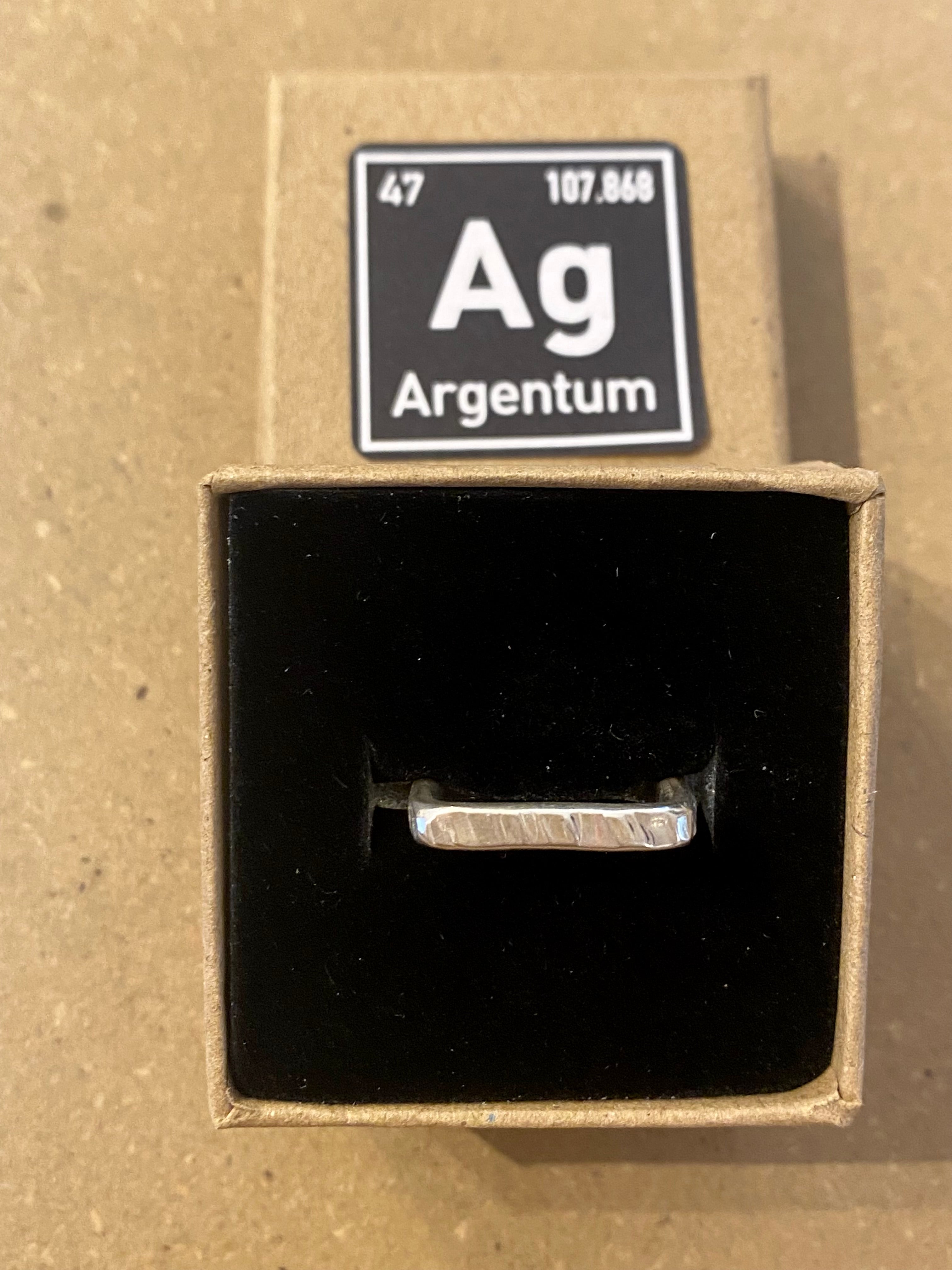 Firkantet hammerslået sølvring