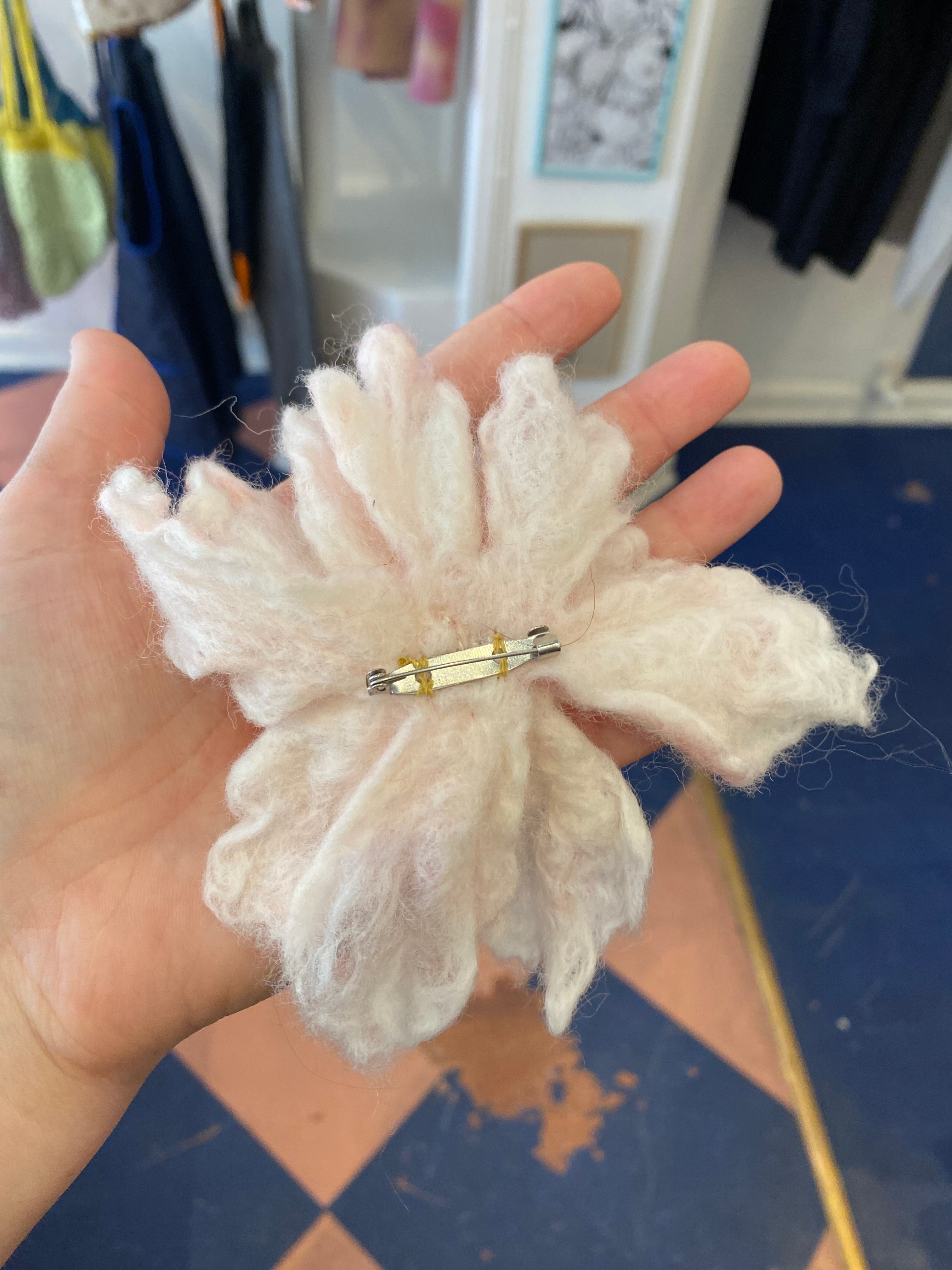 Filtet broche lyserød blomst 1