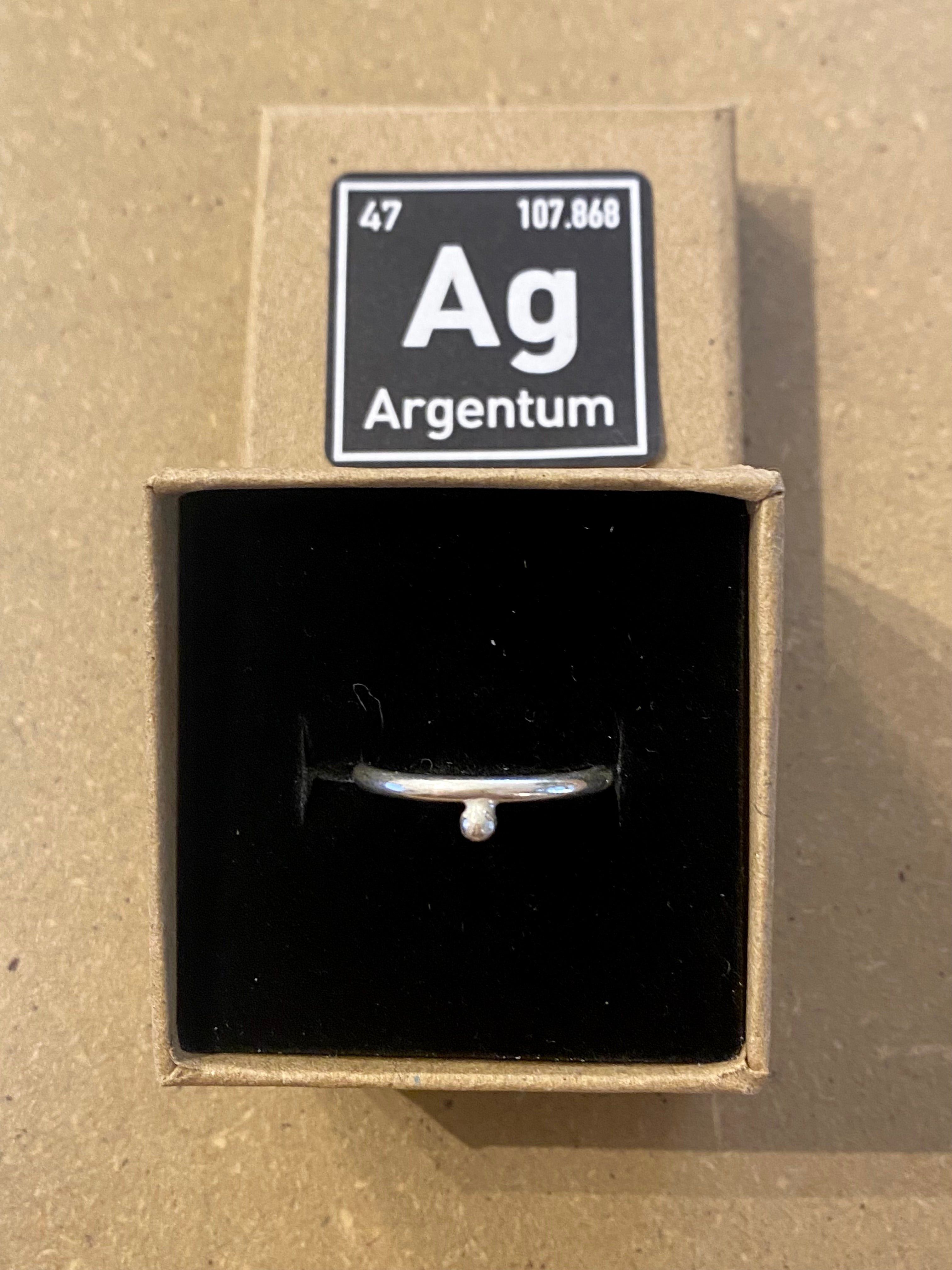 Sølvring med sølvkugle