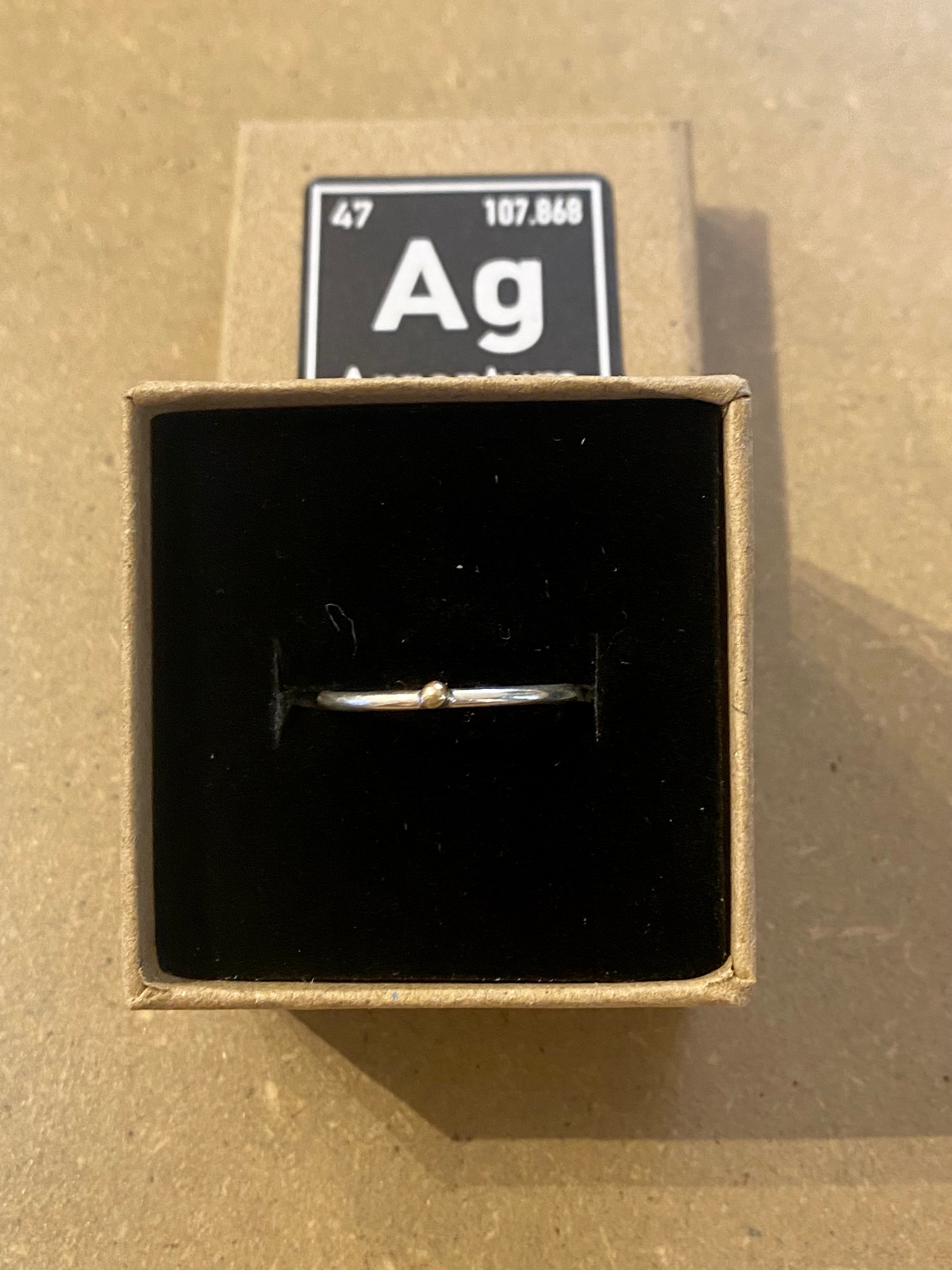 Sølvring med guldkugle (str. 58)