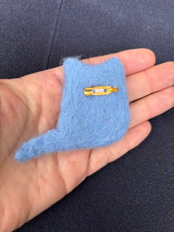 Filtet blå kat broche