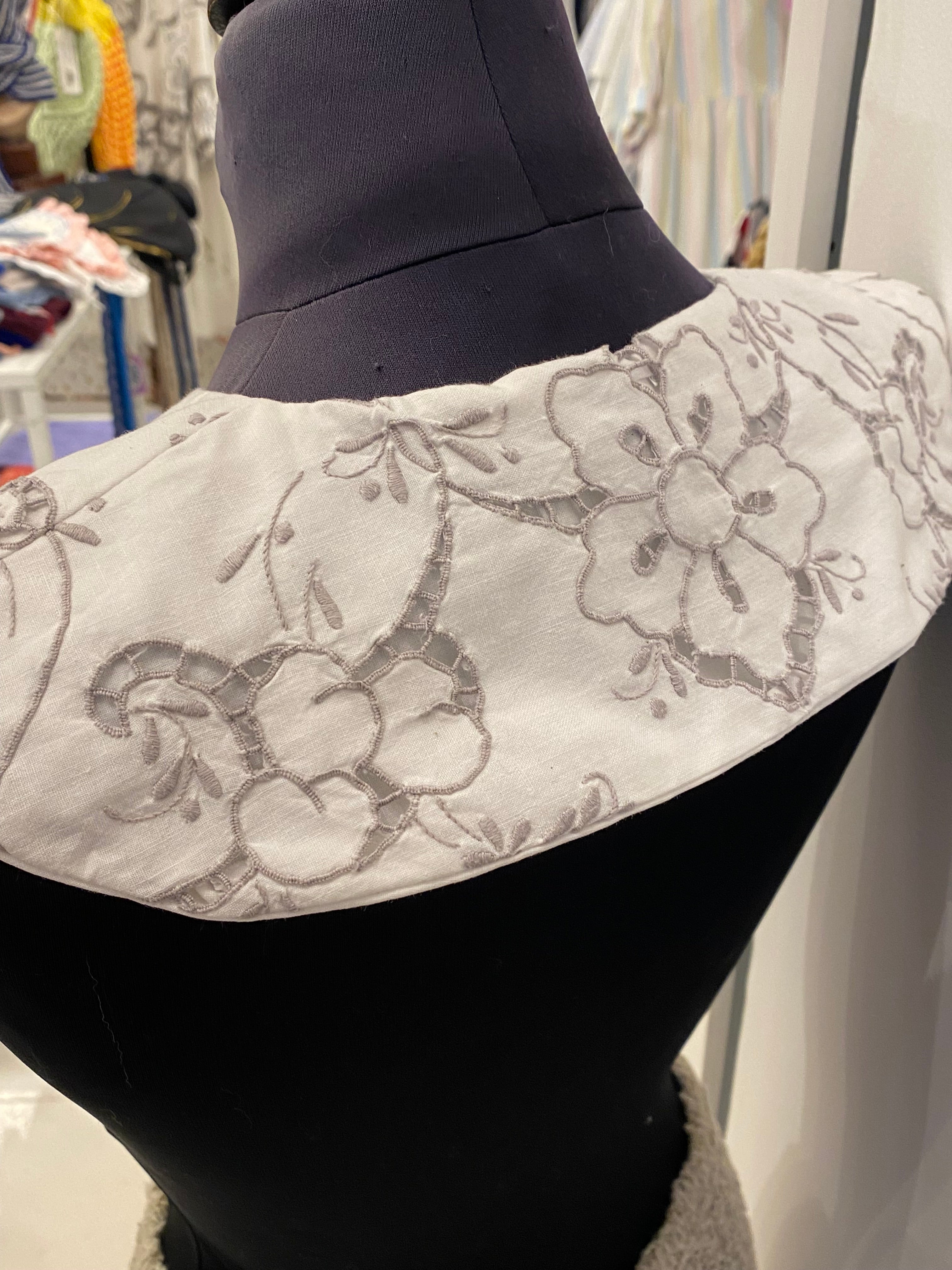 Stor krave hvid med broderi