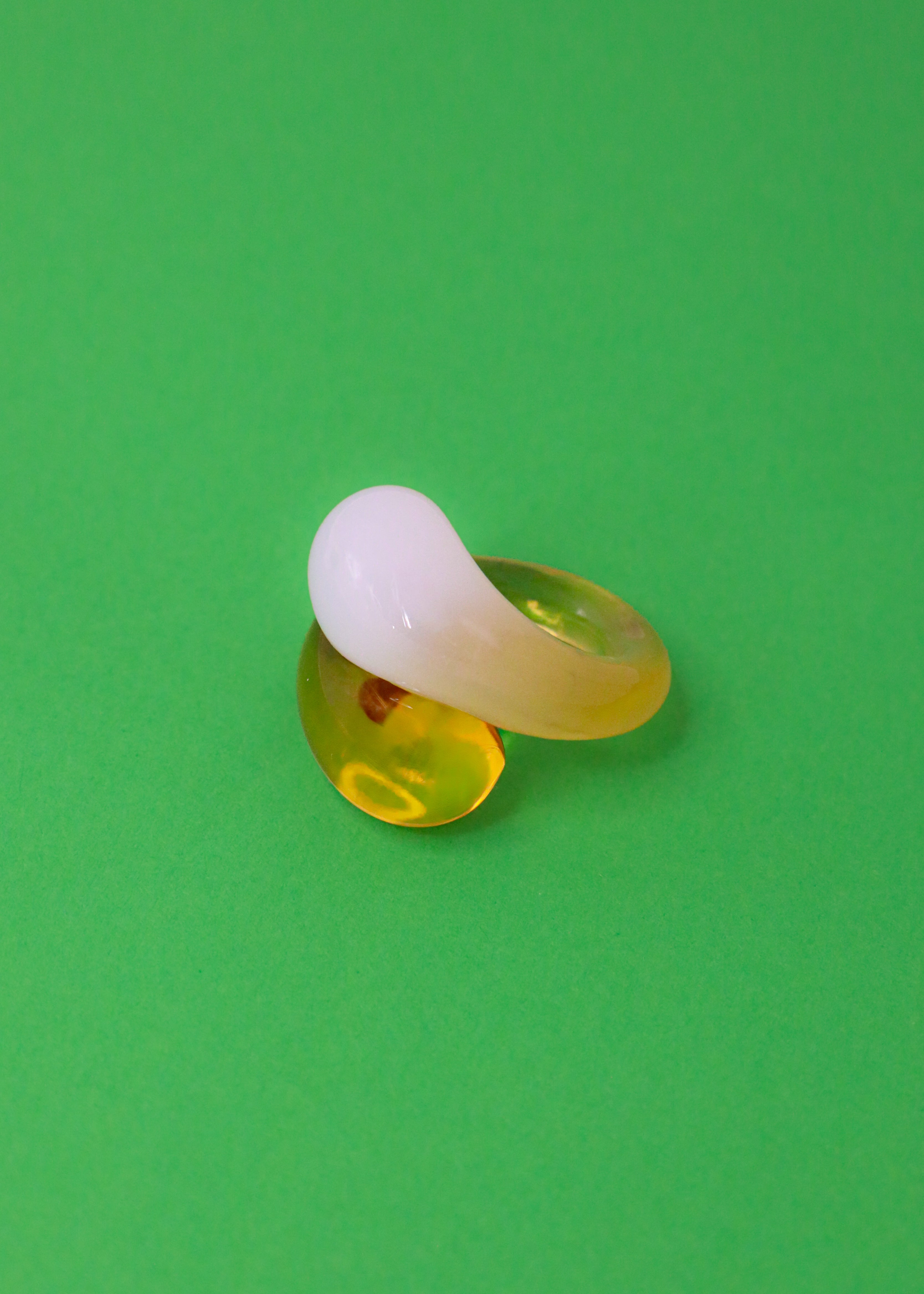 Glas ring - Two drops - Gul/Hvid