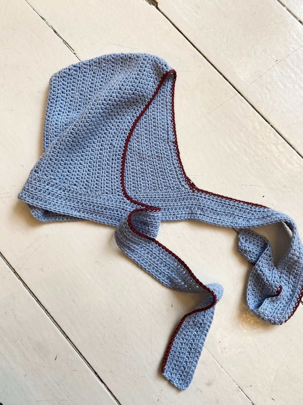 Bonnet, Lyseblå med rødbrun kant