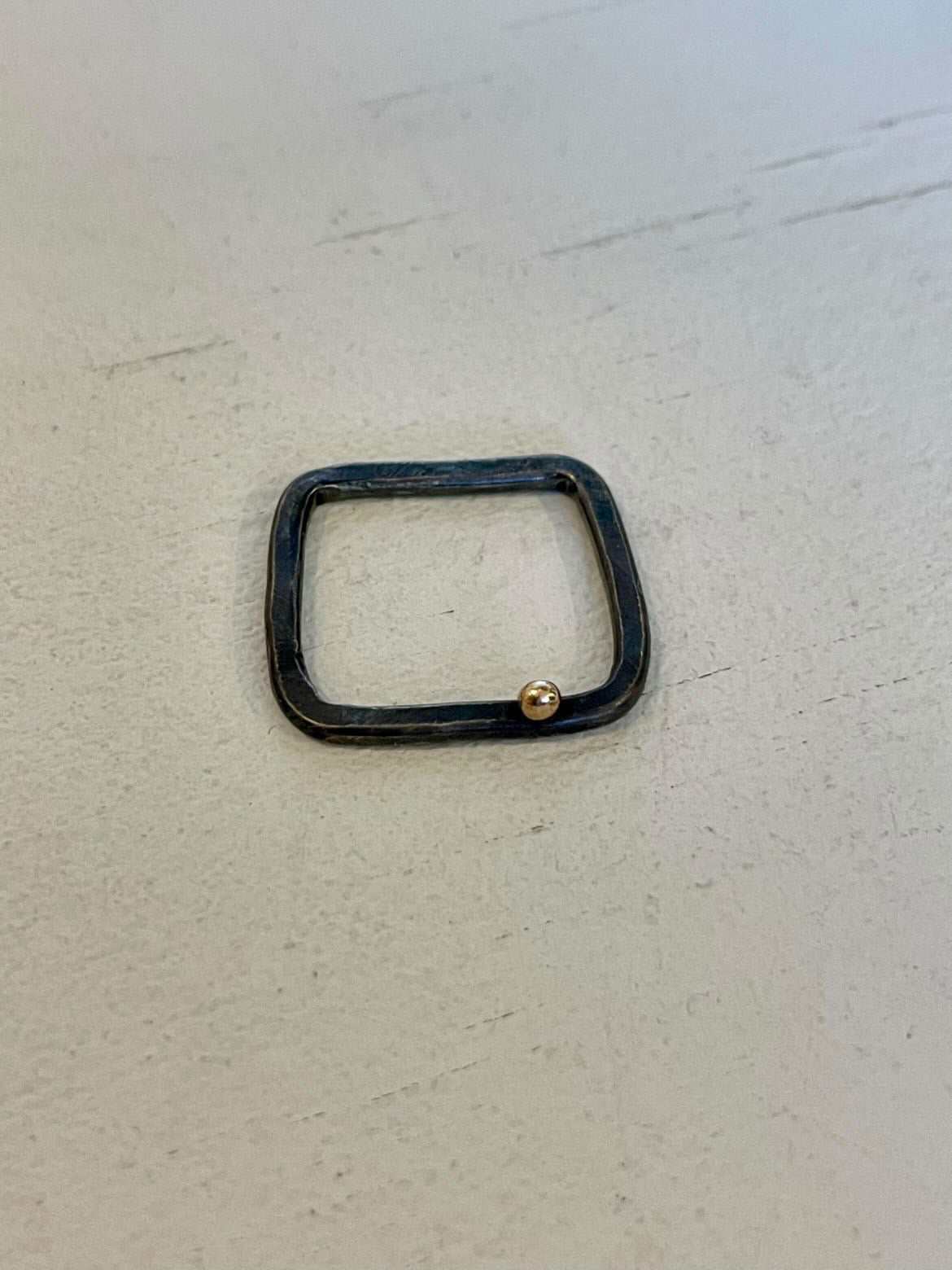 Oxyderet sølvring med guldkugle