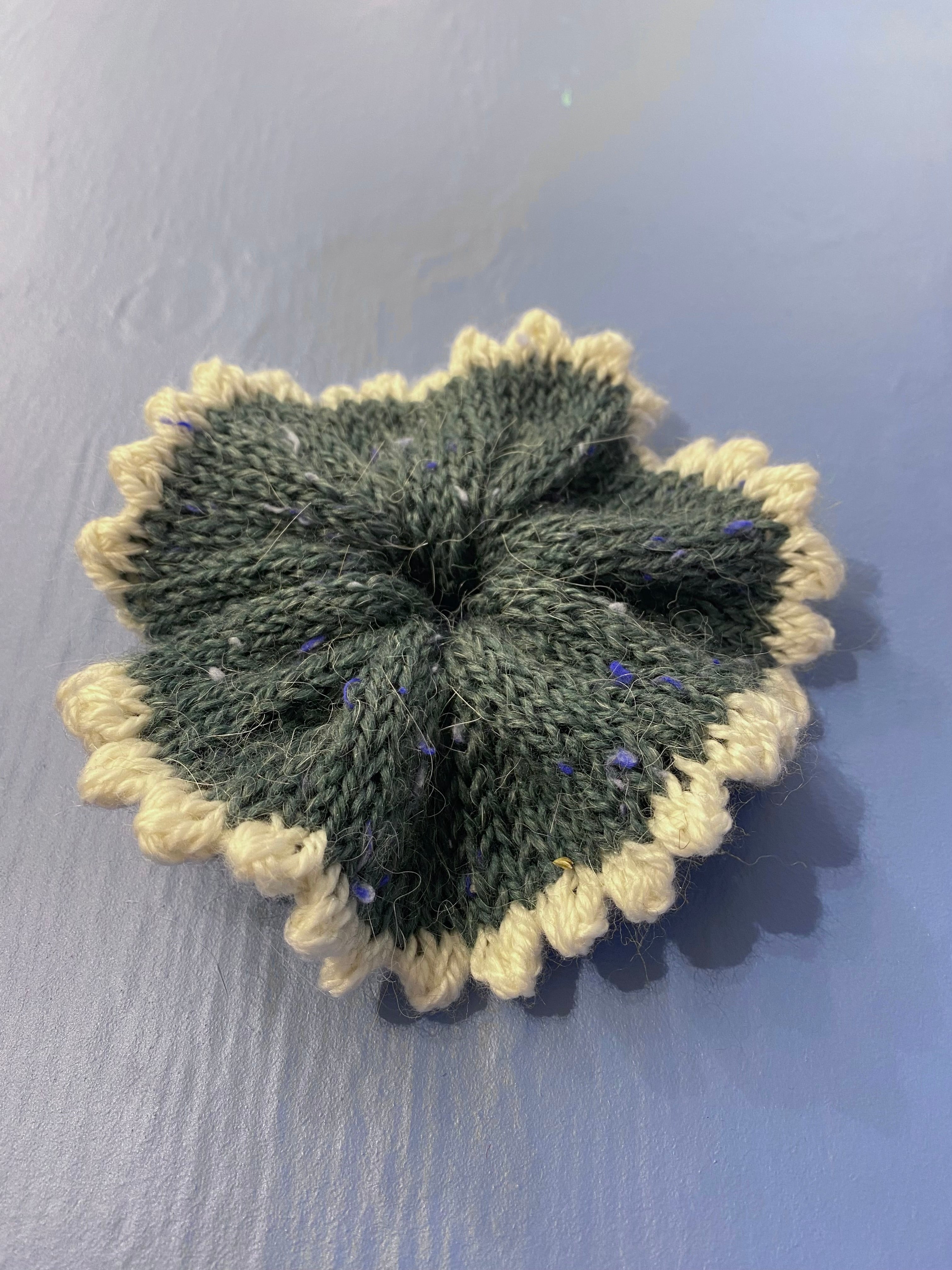 Scrunchie med knop-kant