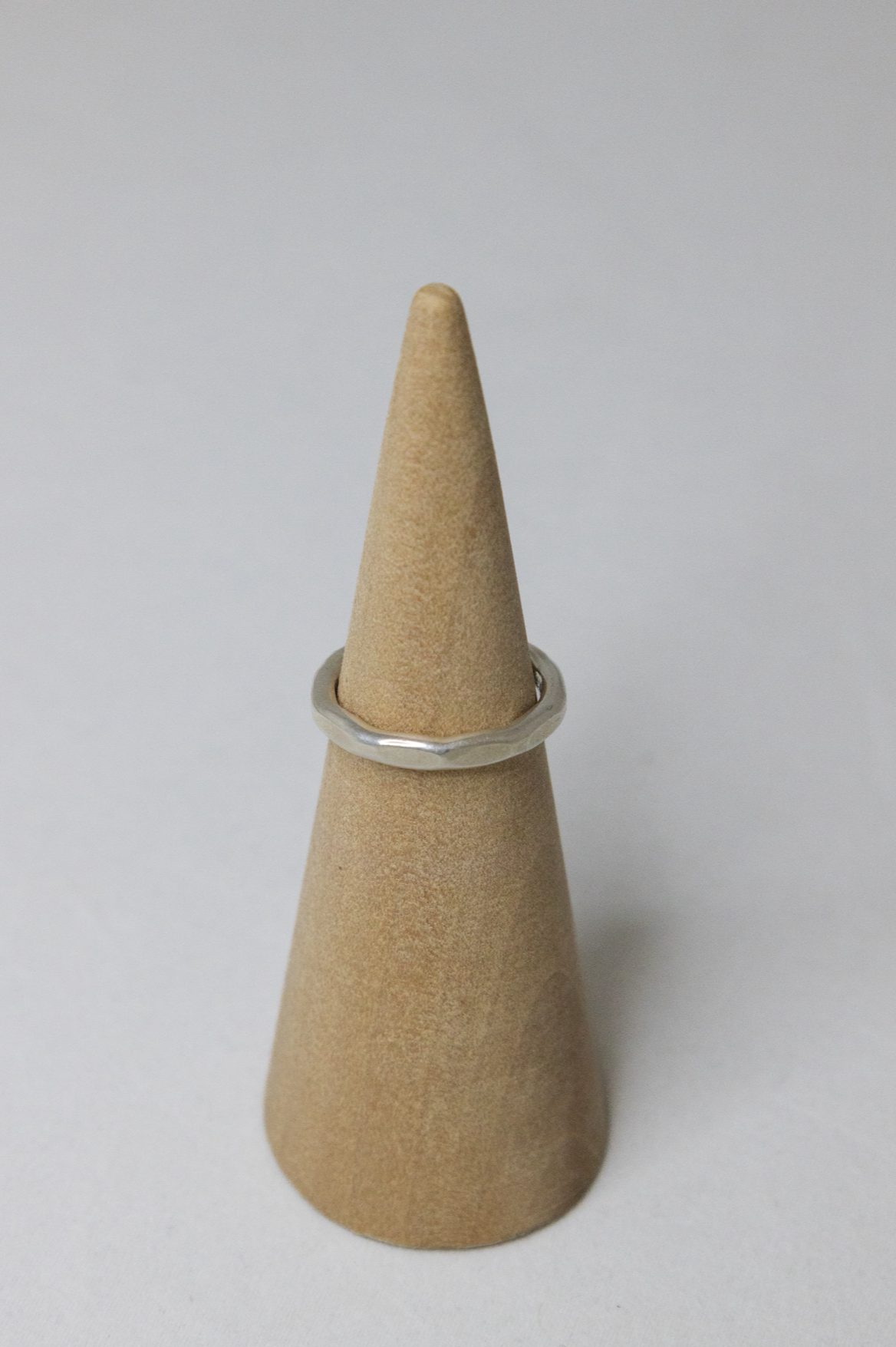 Bred hammerslået sølvring