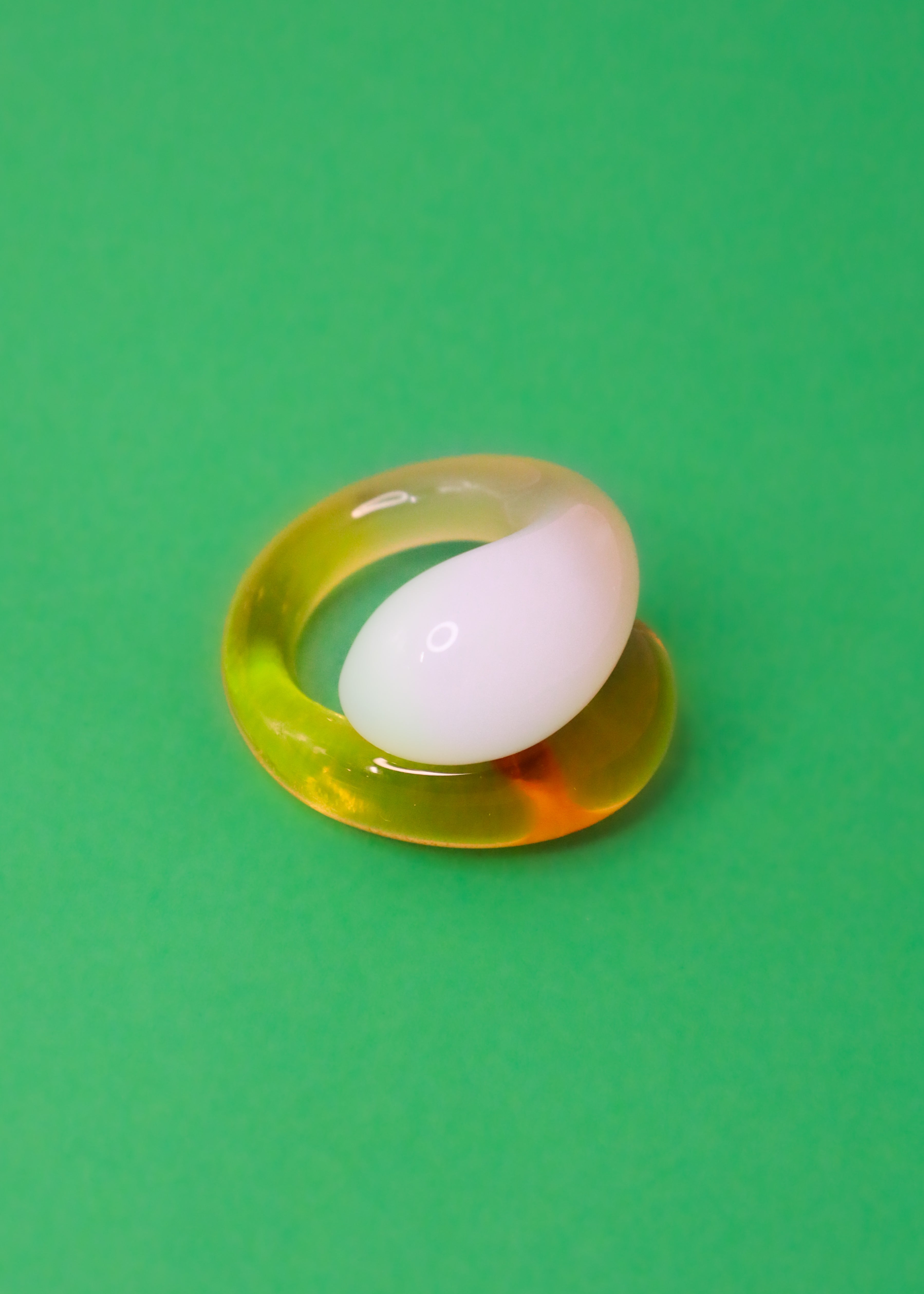 Glas ring - Two drops - Gul/Hvid