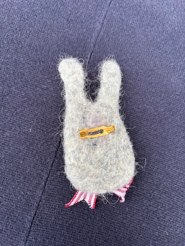 Filtet grå kanin med sløjfe broche