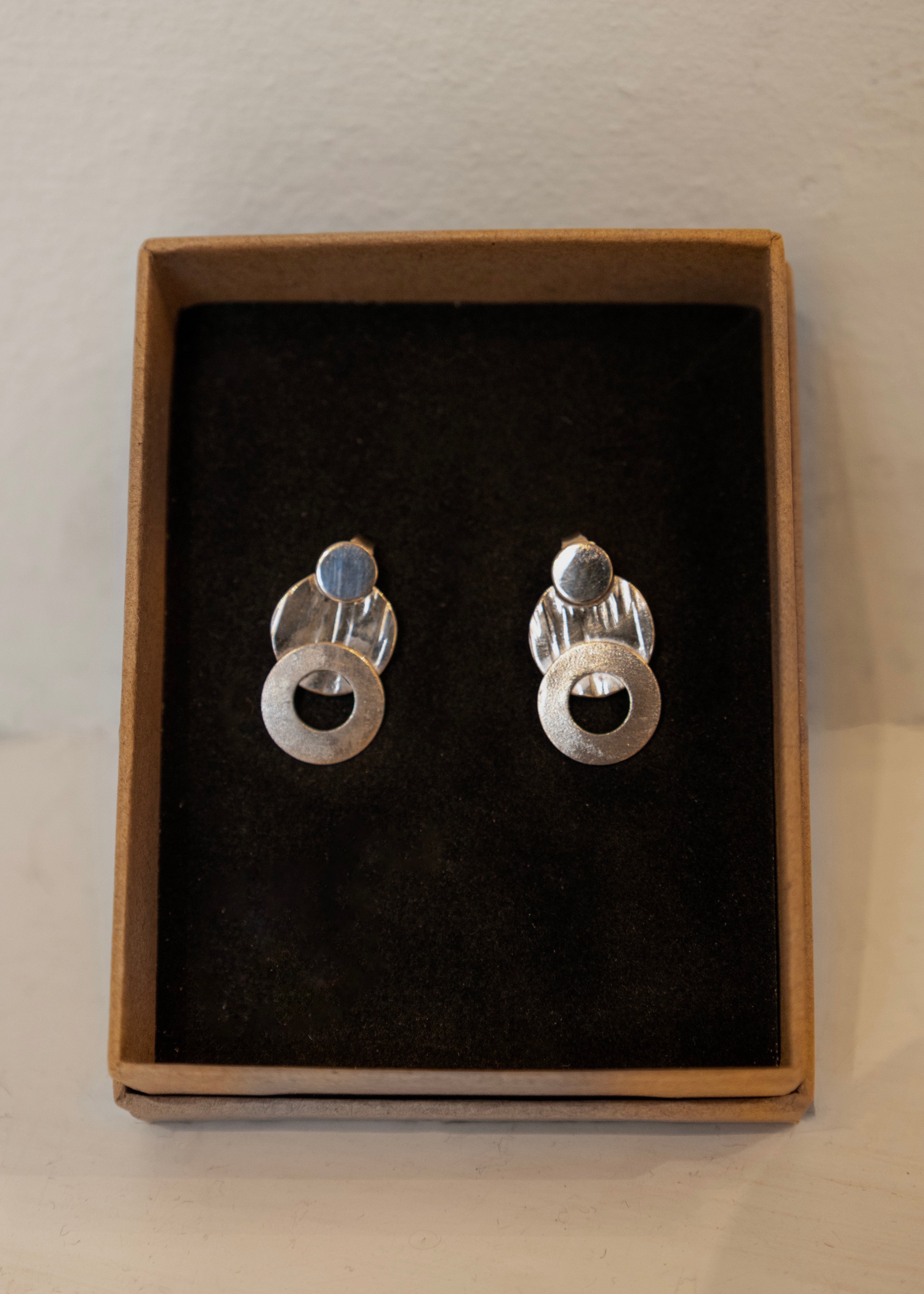 Sølvørestikker med overflader