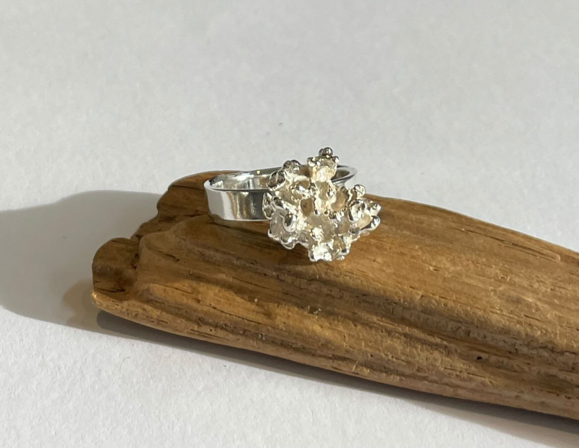 Organisk sølvring støbt i salt (str. 56,5)