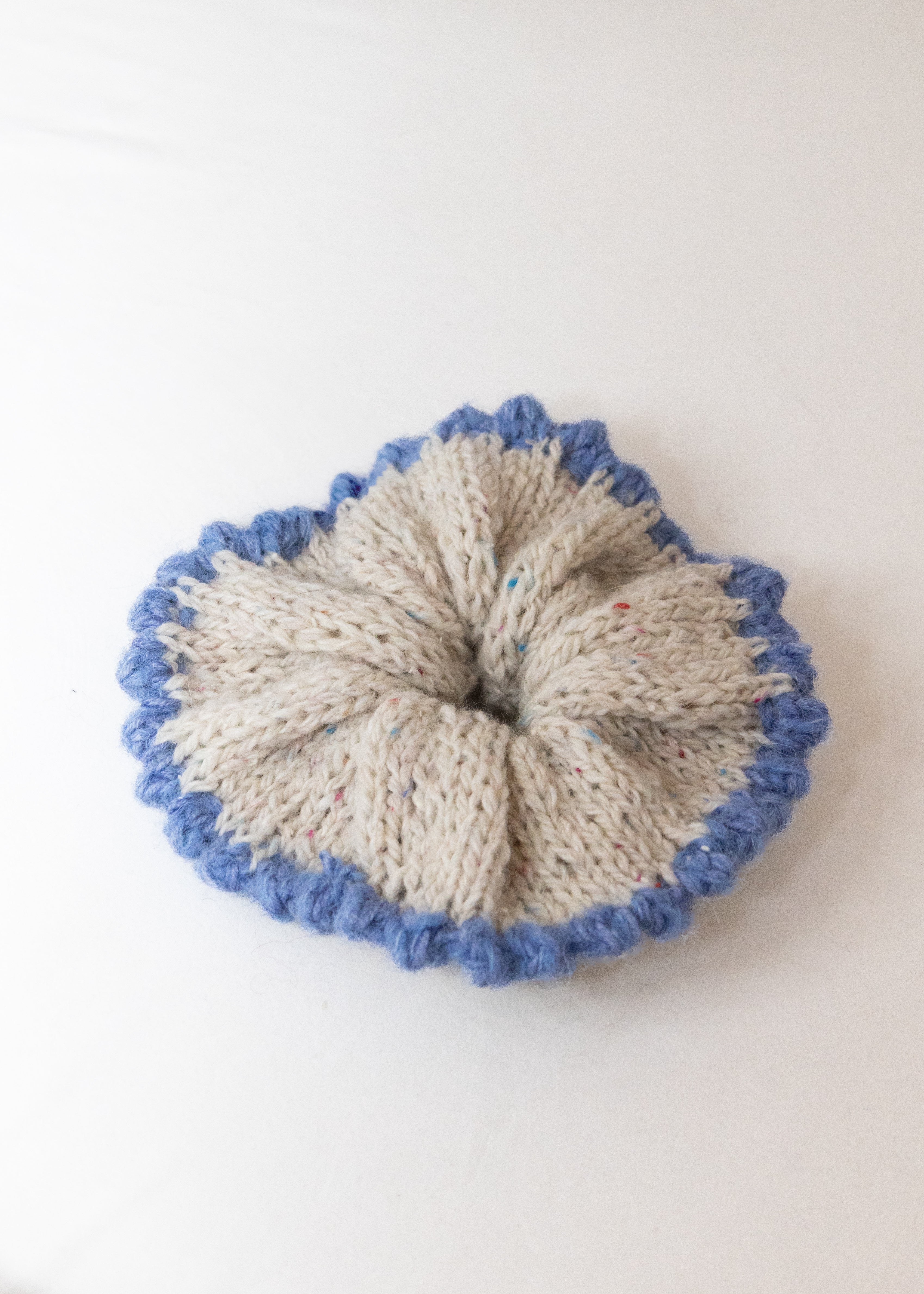 Picot scrunchie hvid/blå