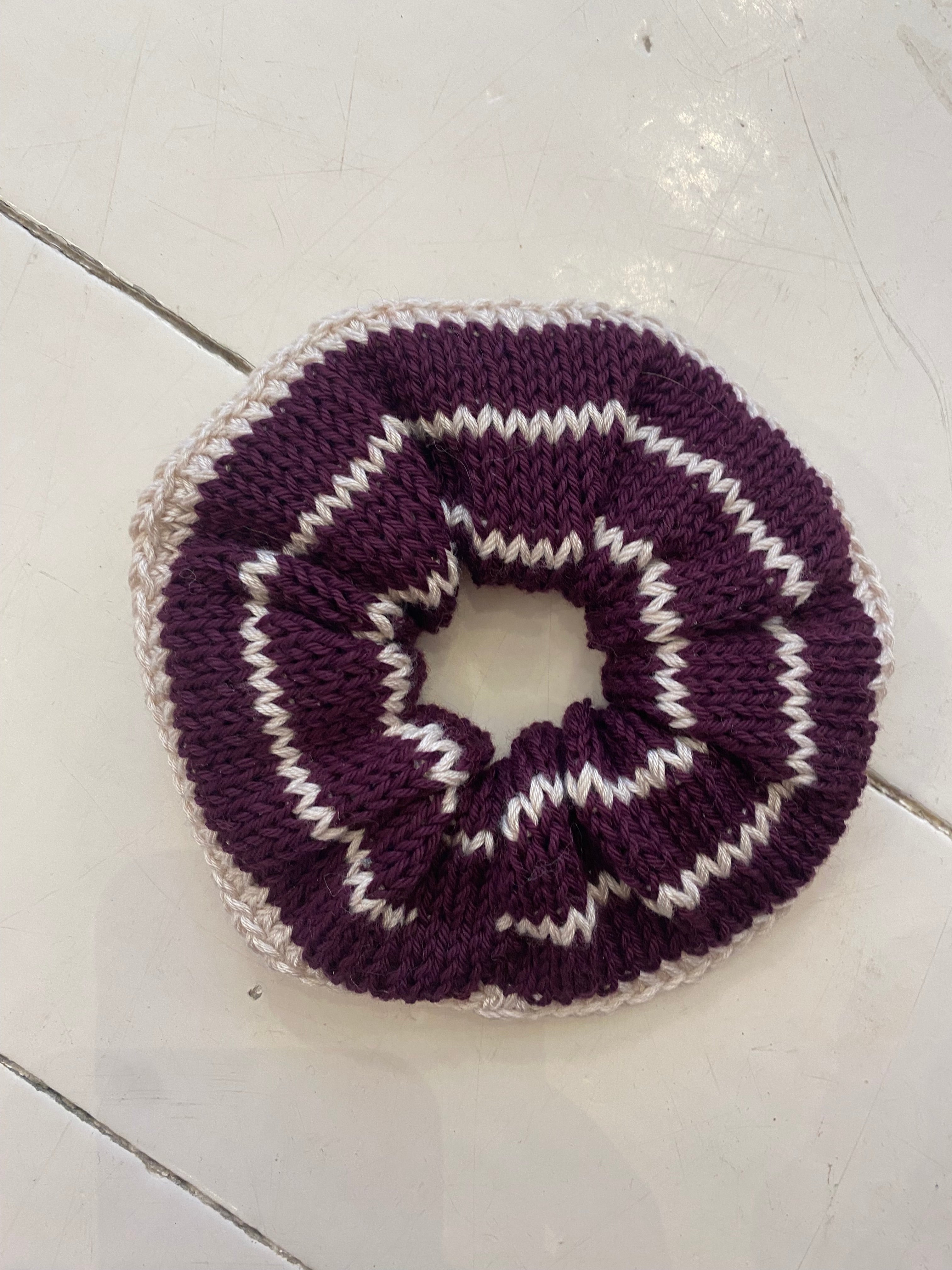 Stribet Scrunchie vinrød/hvid