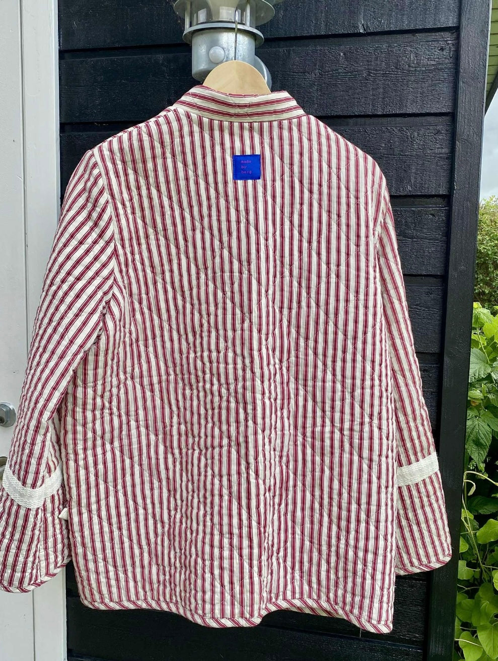 Unika rød-hvid stribet jakke