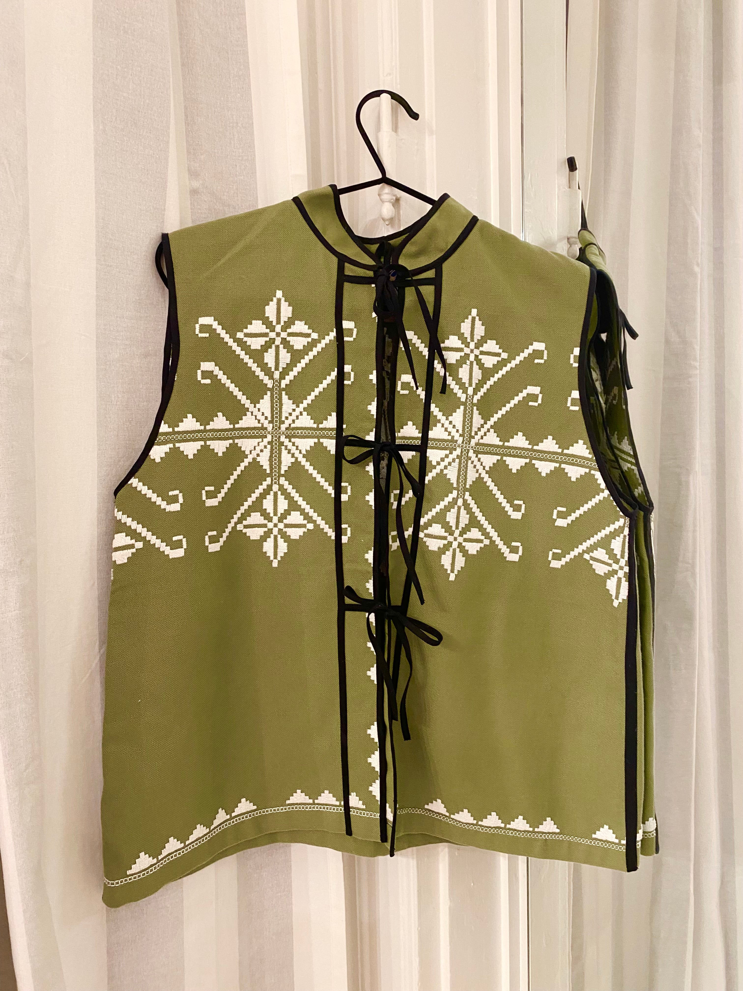 Lang grøn vest med bindebånd