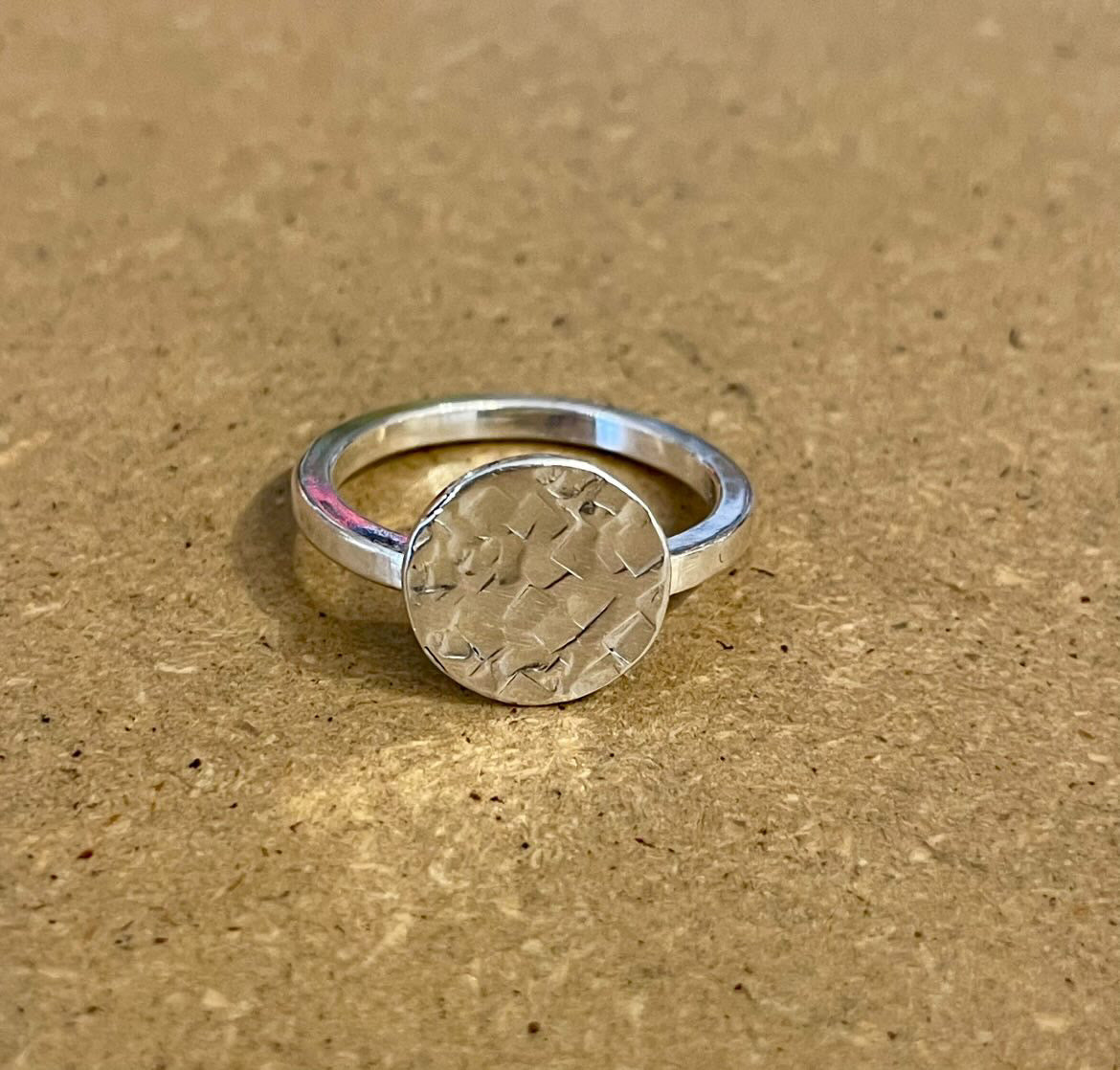 Ring med sølvplade (str. 55)