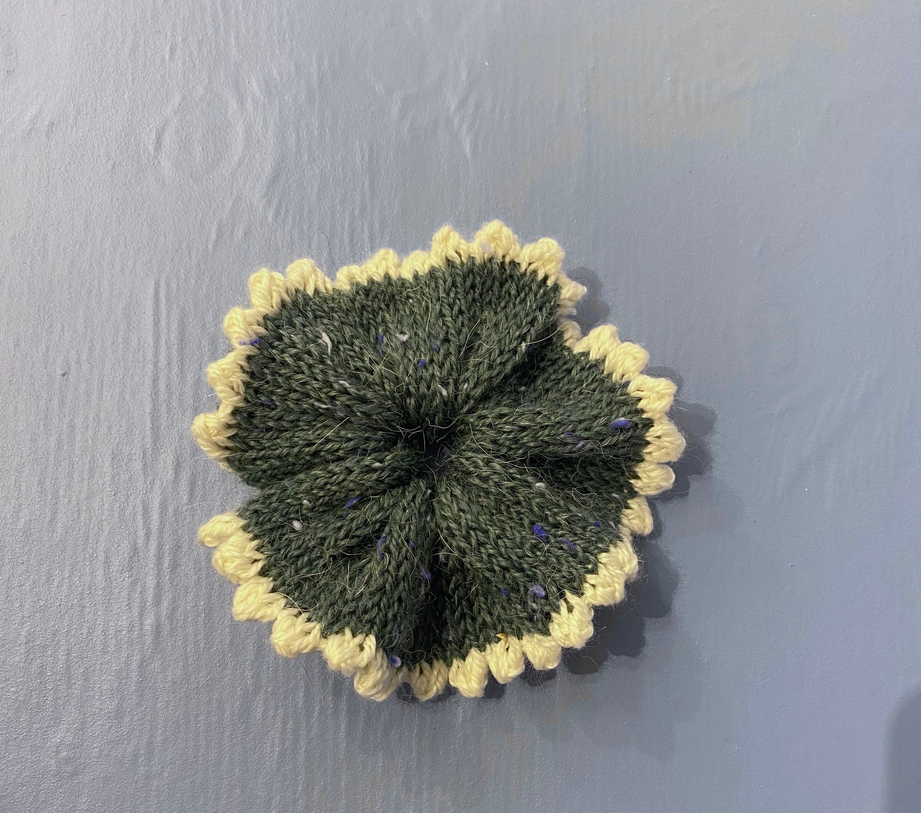 Scrunchie med knop-kant