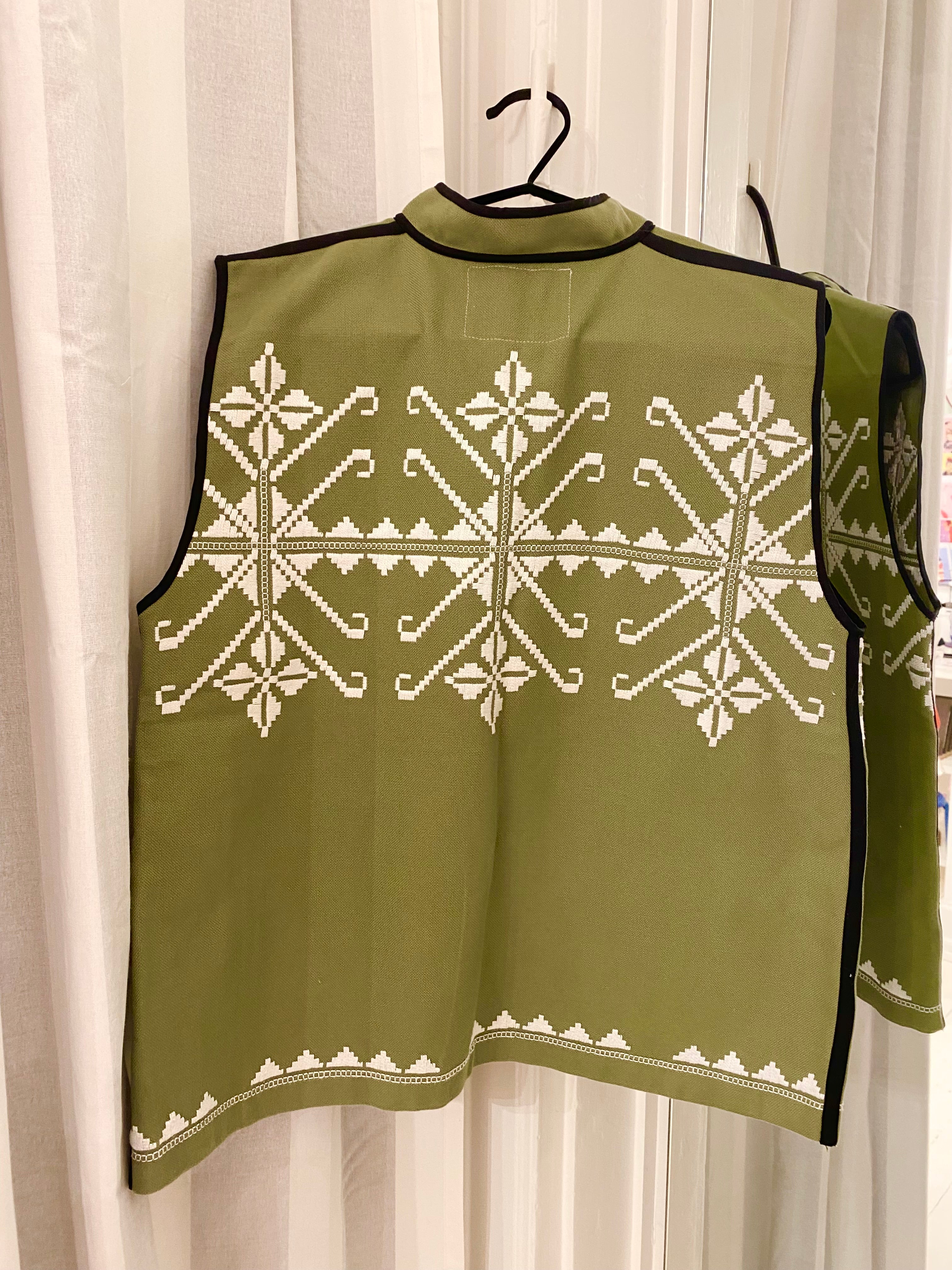 Lang grøn vest med bindebånd