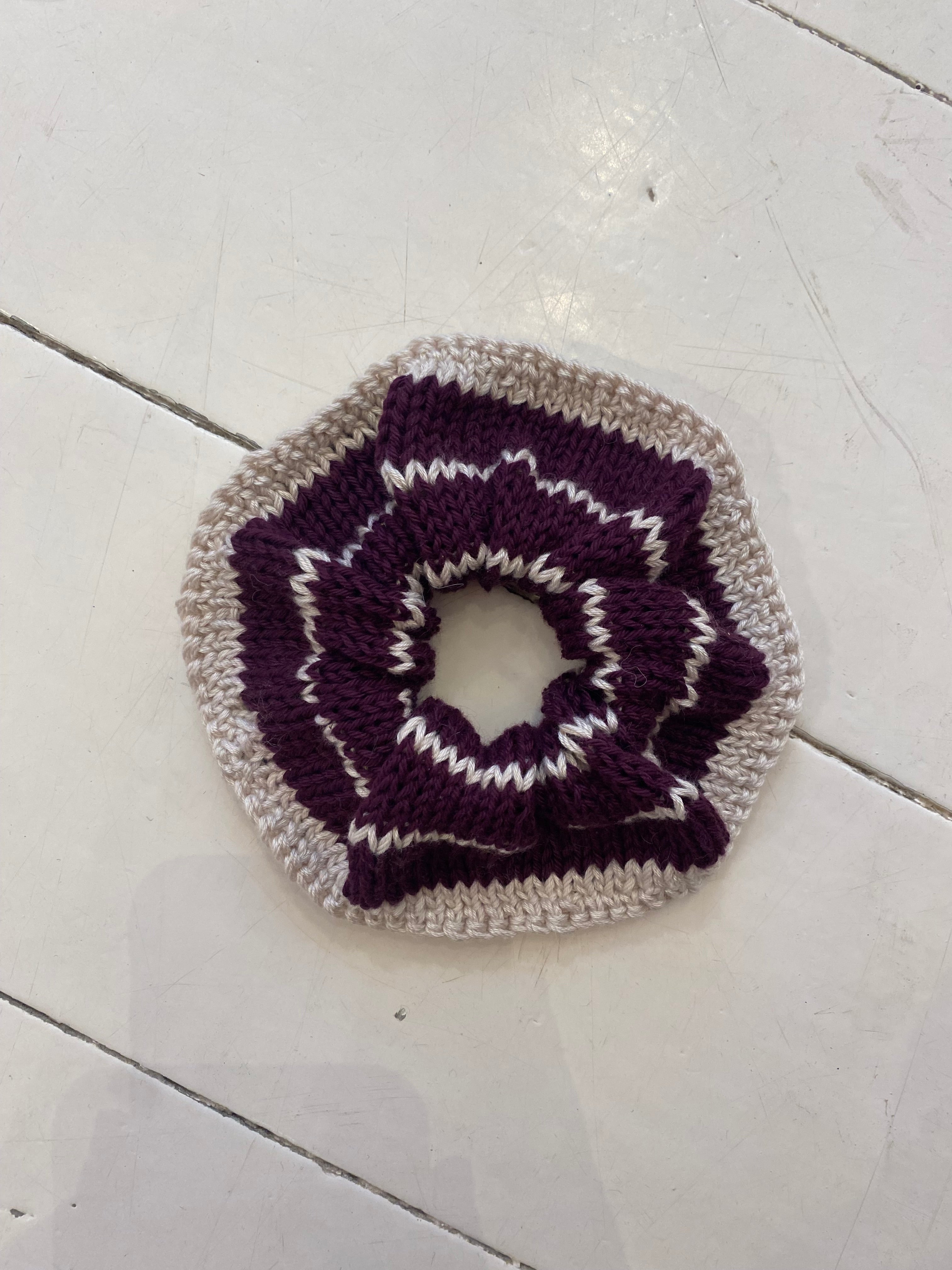 Stribet Scrunchie vinrød/hvid