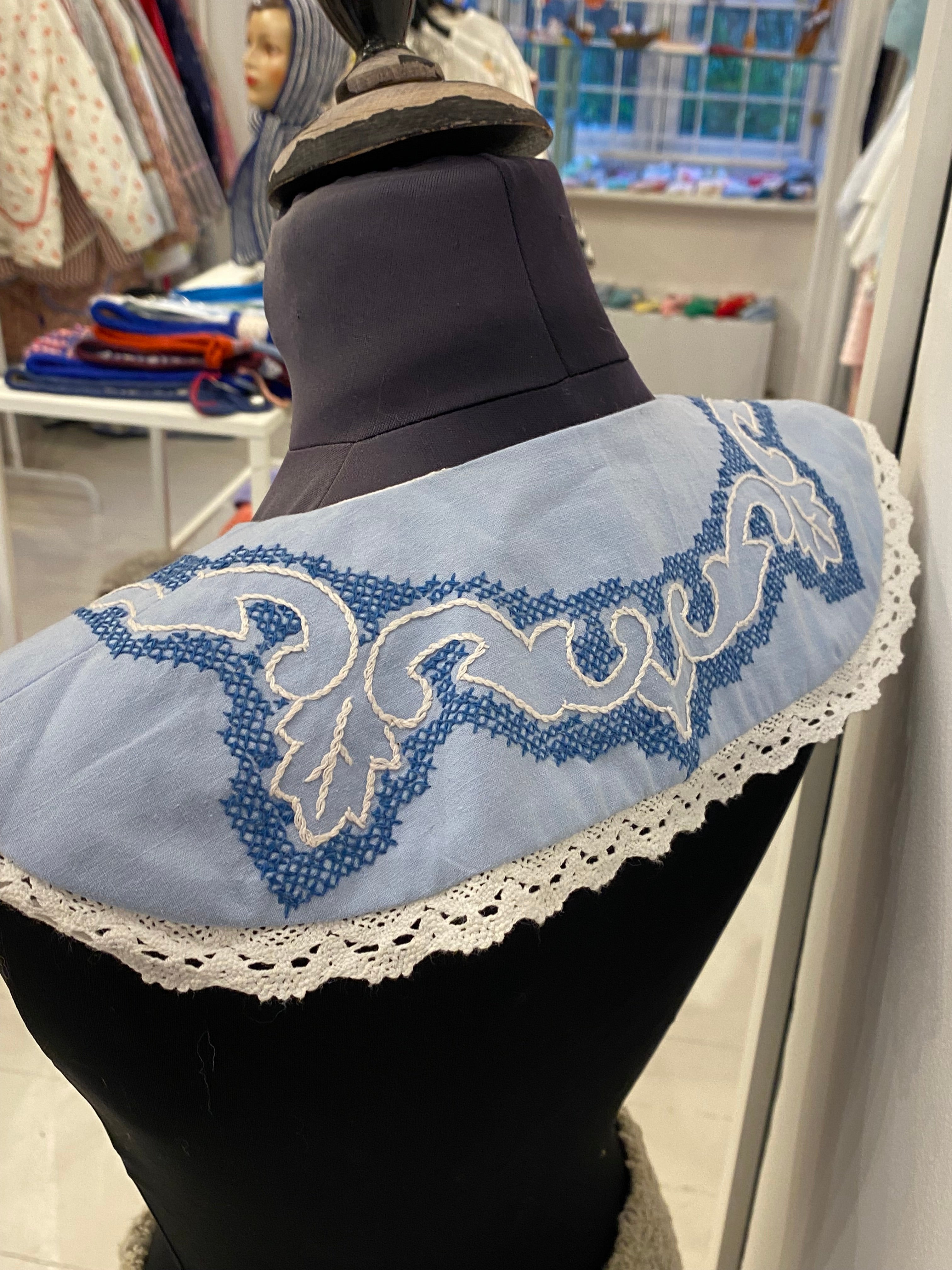 Stor krave blå med broderi 2