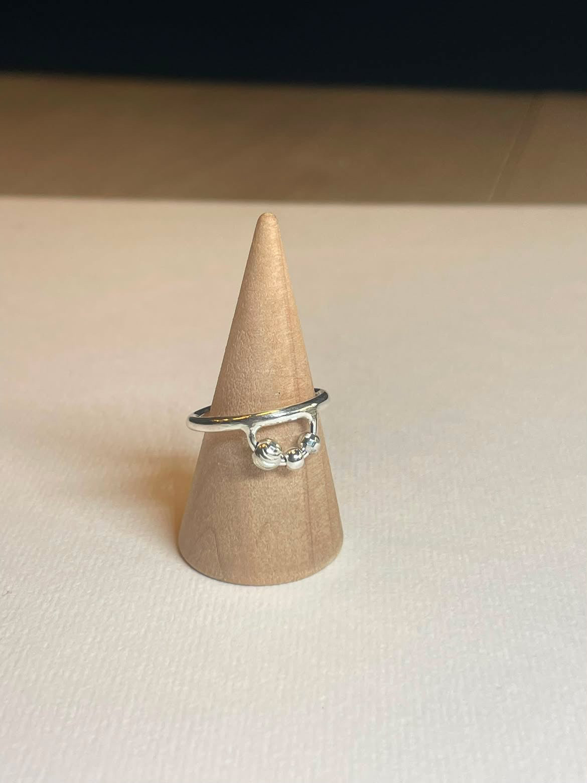 Fidget-ring, med tekstur perler