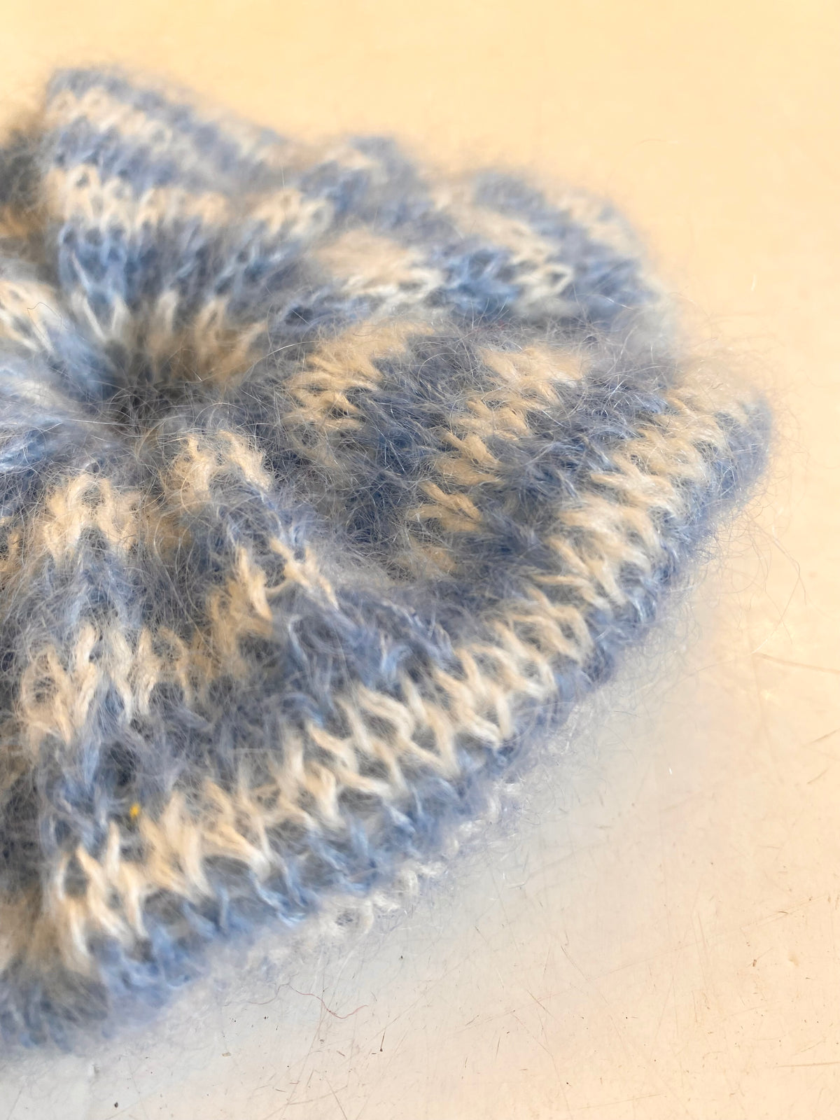 Stripet Scrunchie, lyseblå/hvid