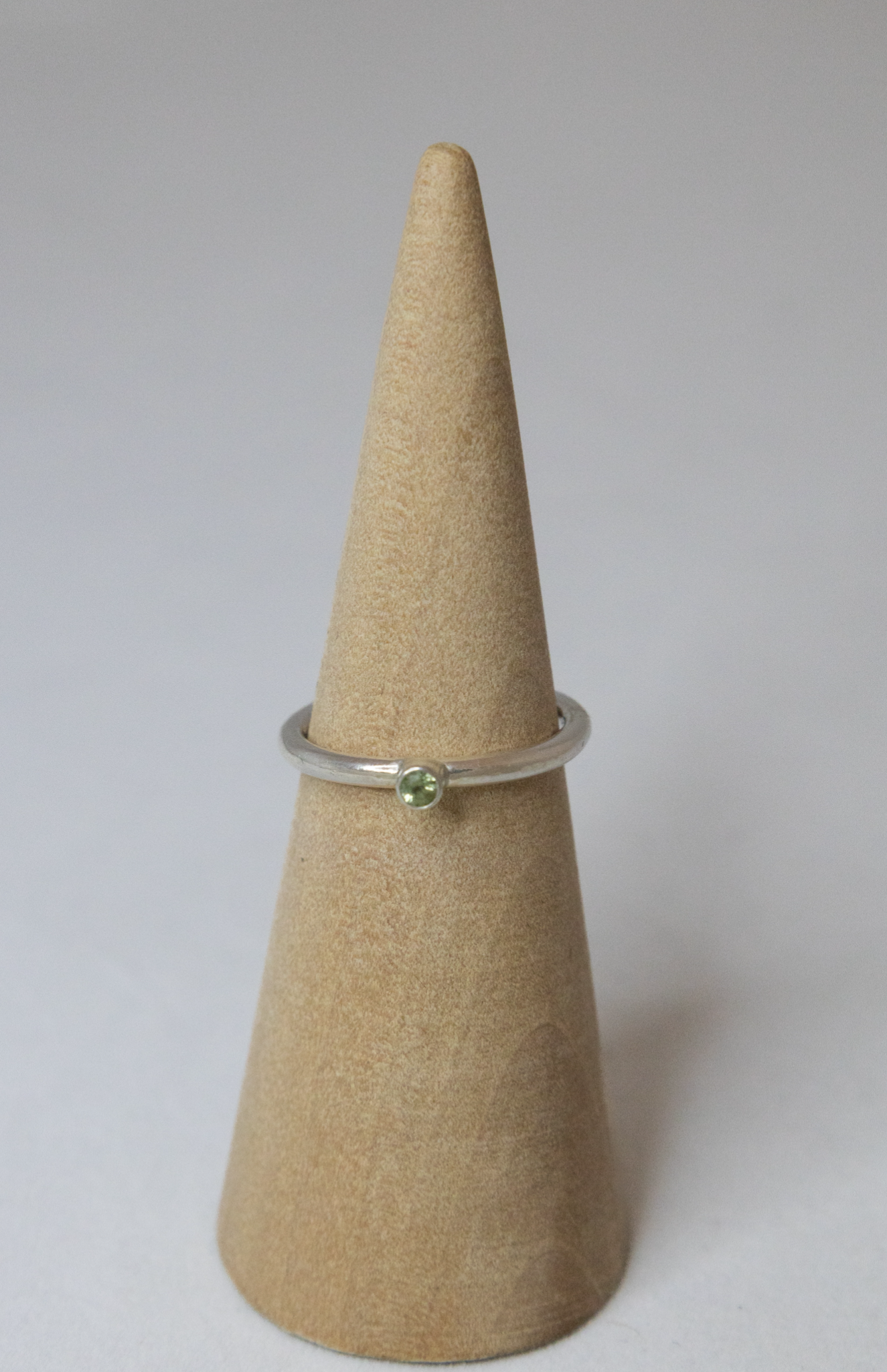 Sølvring med grøn peridot (str. 53)