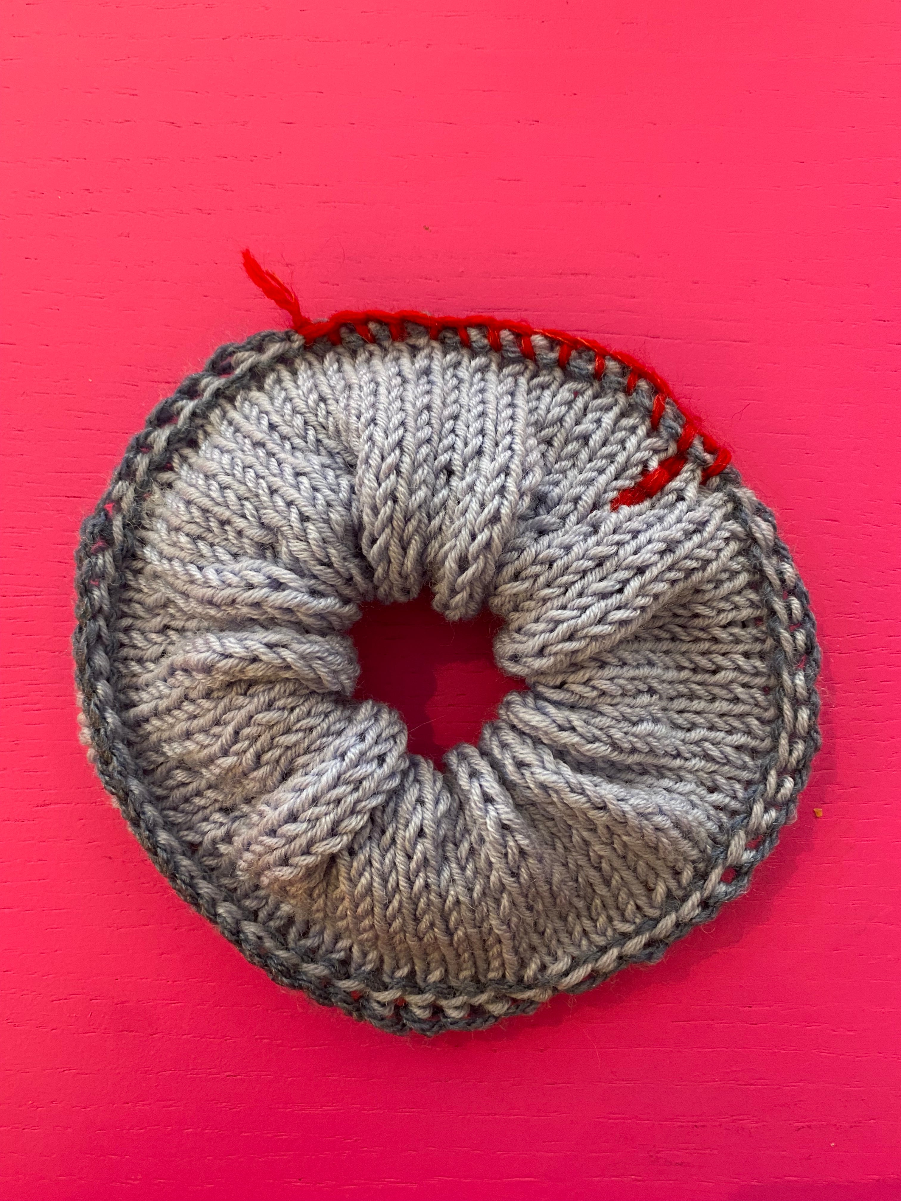 Scrunchie Lyseblå m rød