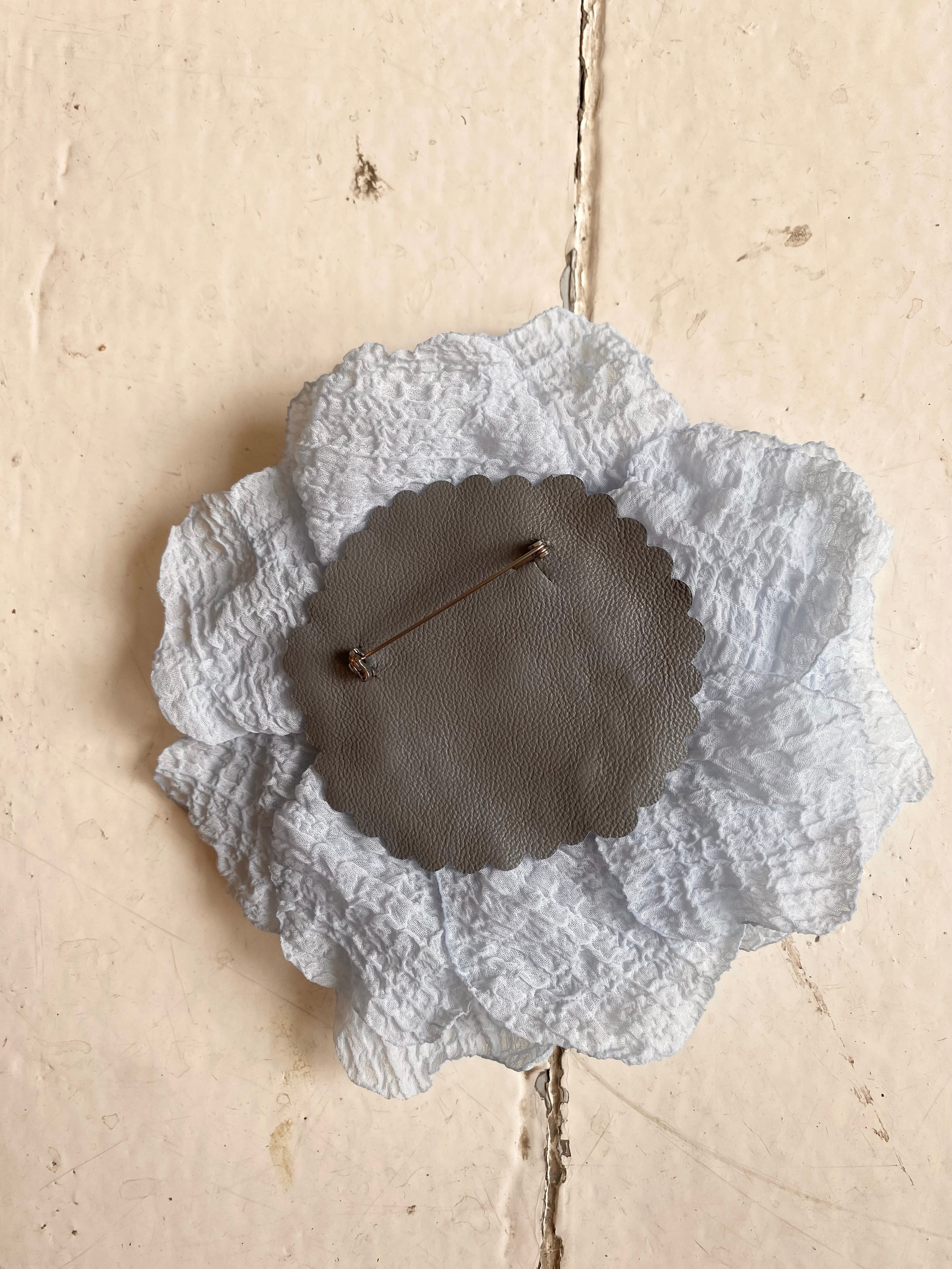 Unika broche lyseblå