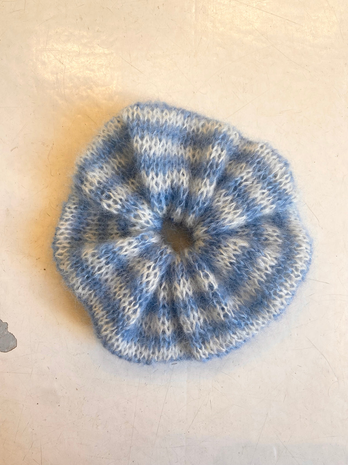 Stripet Scrunchie, lyseblå/hvid