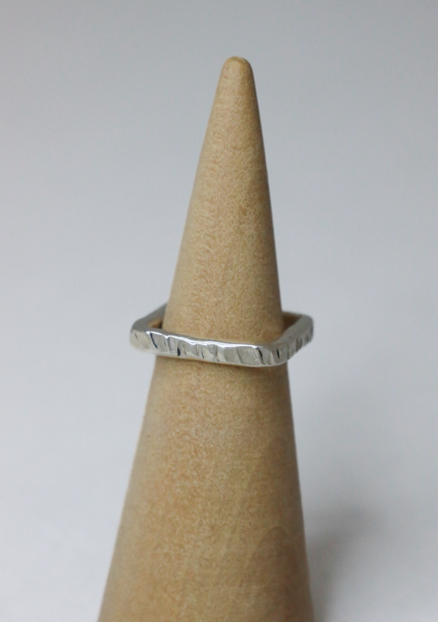 Firkantet hammerslået sølvring