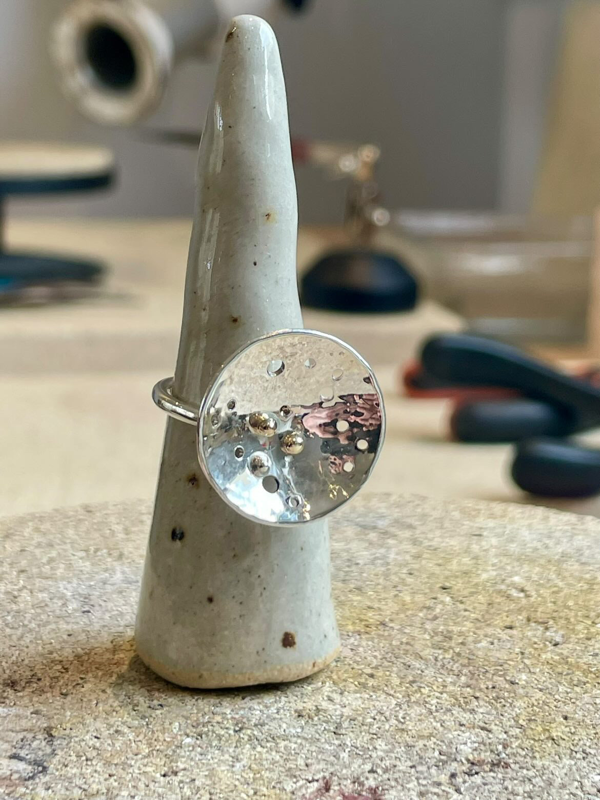 Unika sølvring med guldkugler (str. 56)