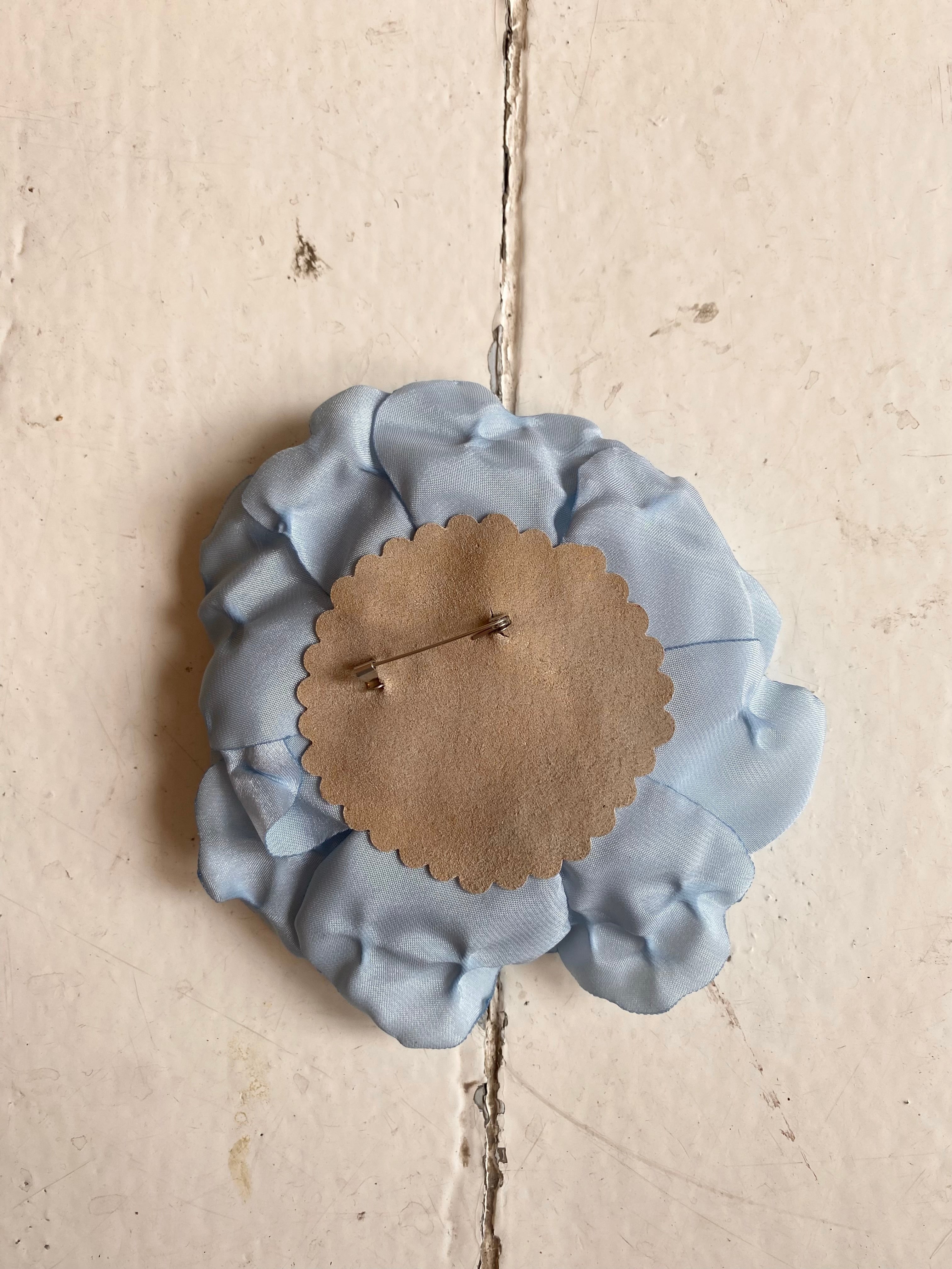 Unika broche lyseblå blomst