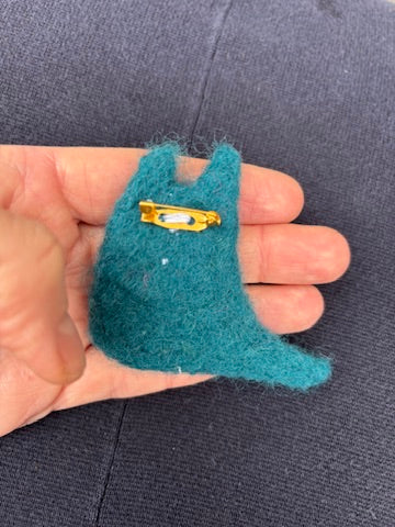 Filtet blågrøn kat broche
