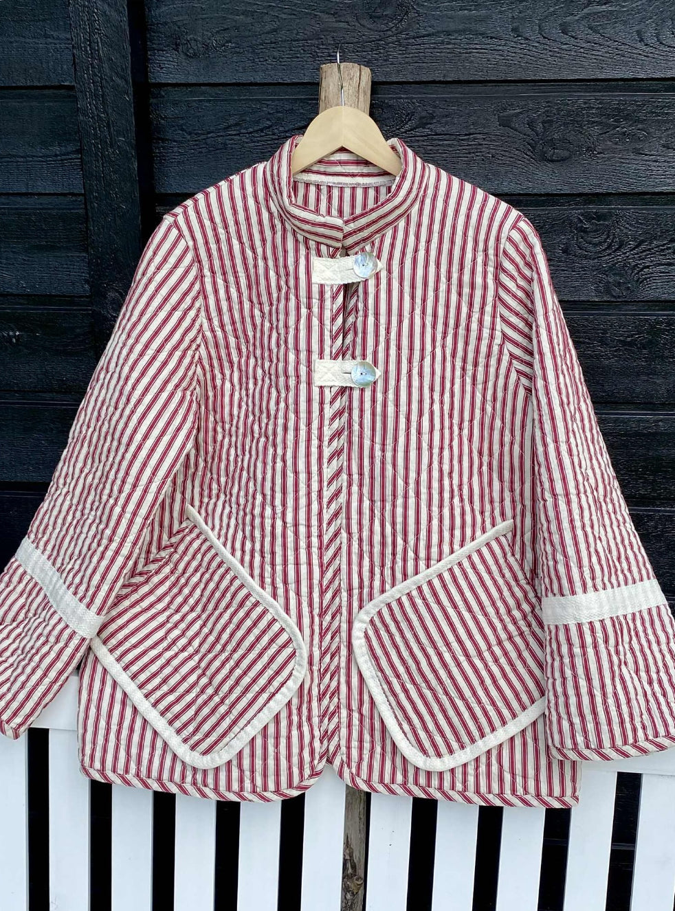 Unika rød-hvid stribet jakke
