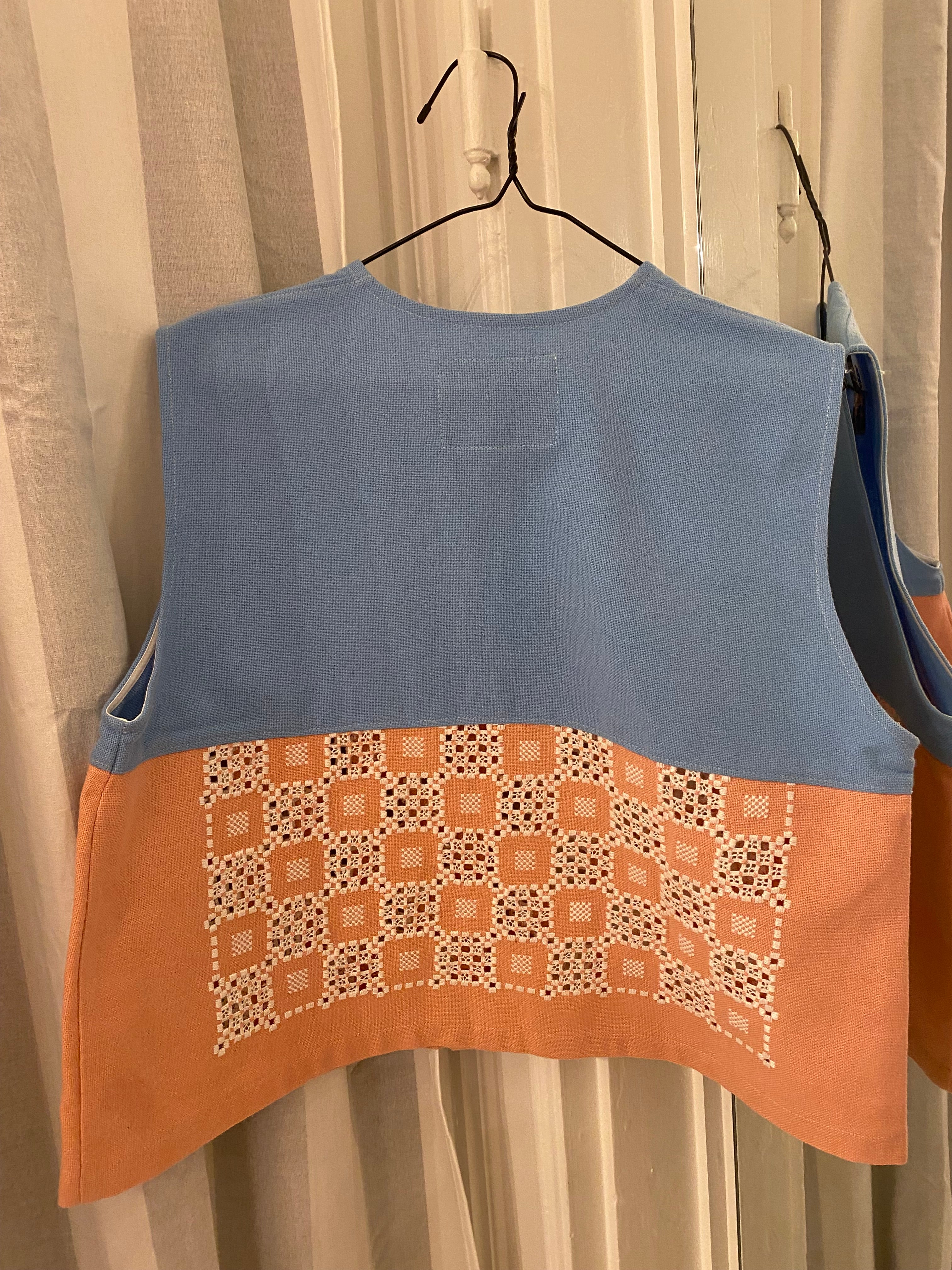 Lyseblå og lyserød vest