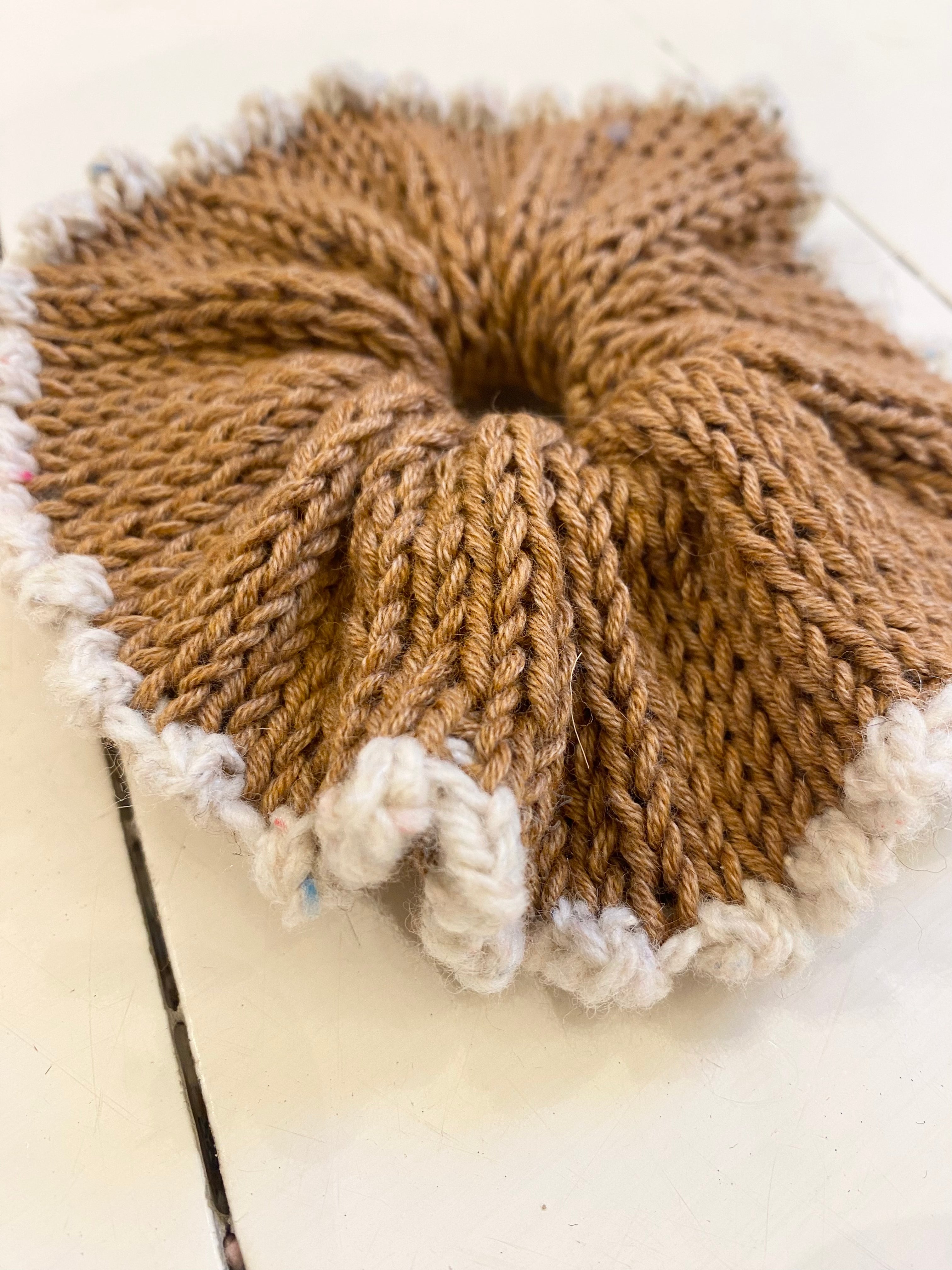 Picot scrunchie brun/hvid