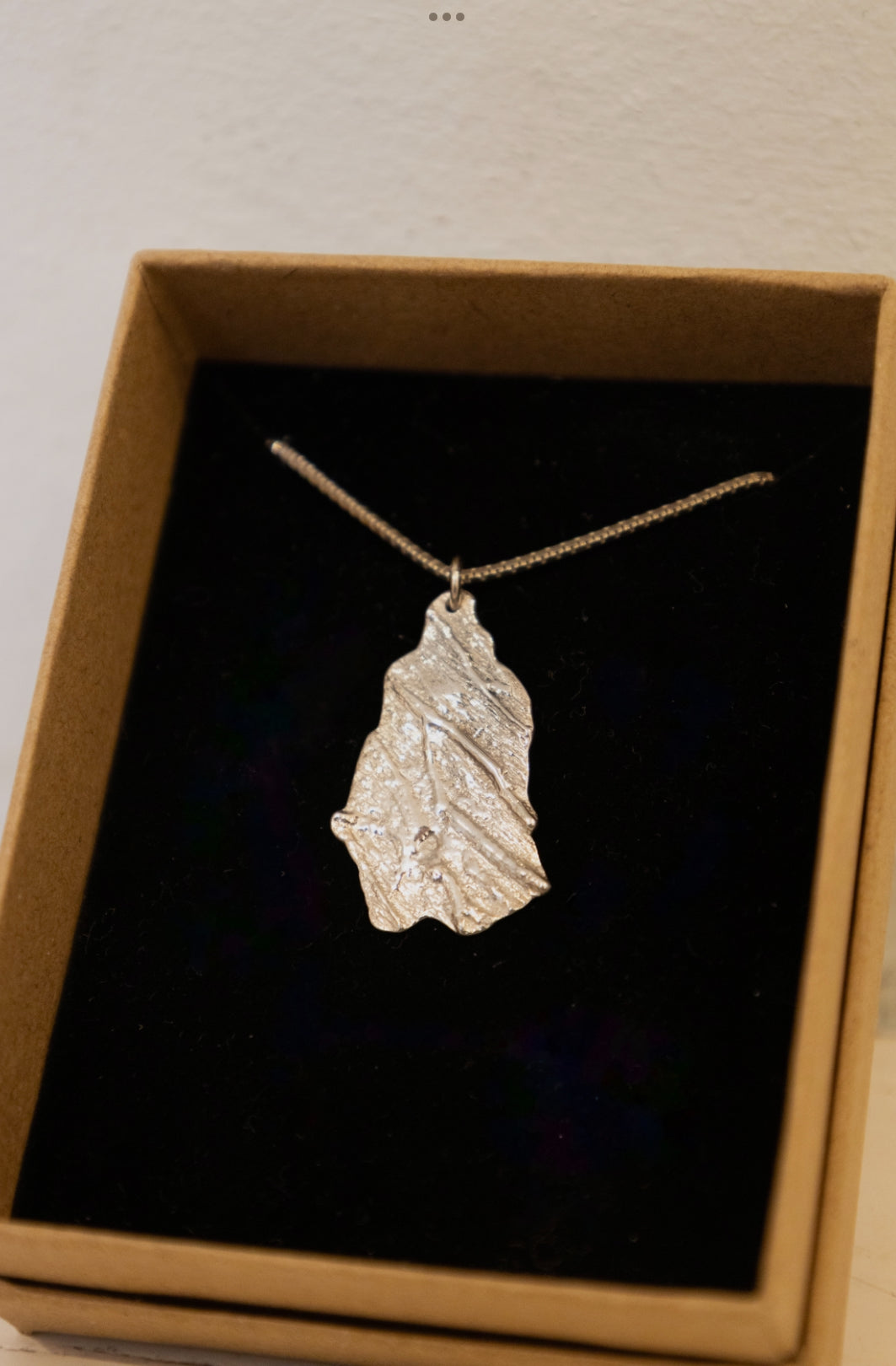 Kulpresset sølvvedhæng