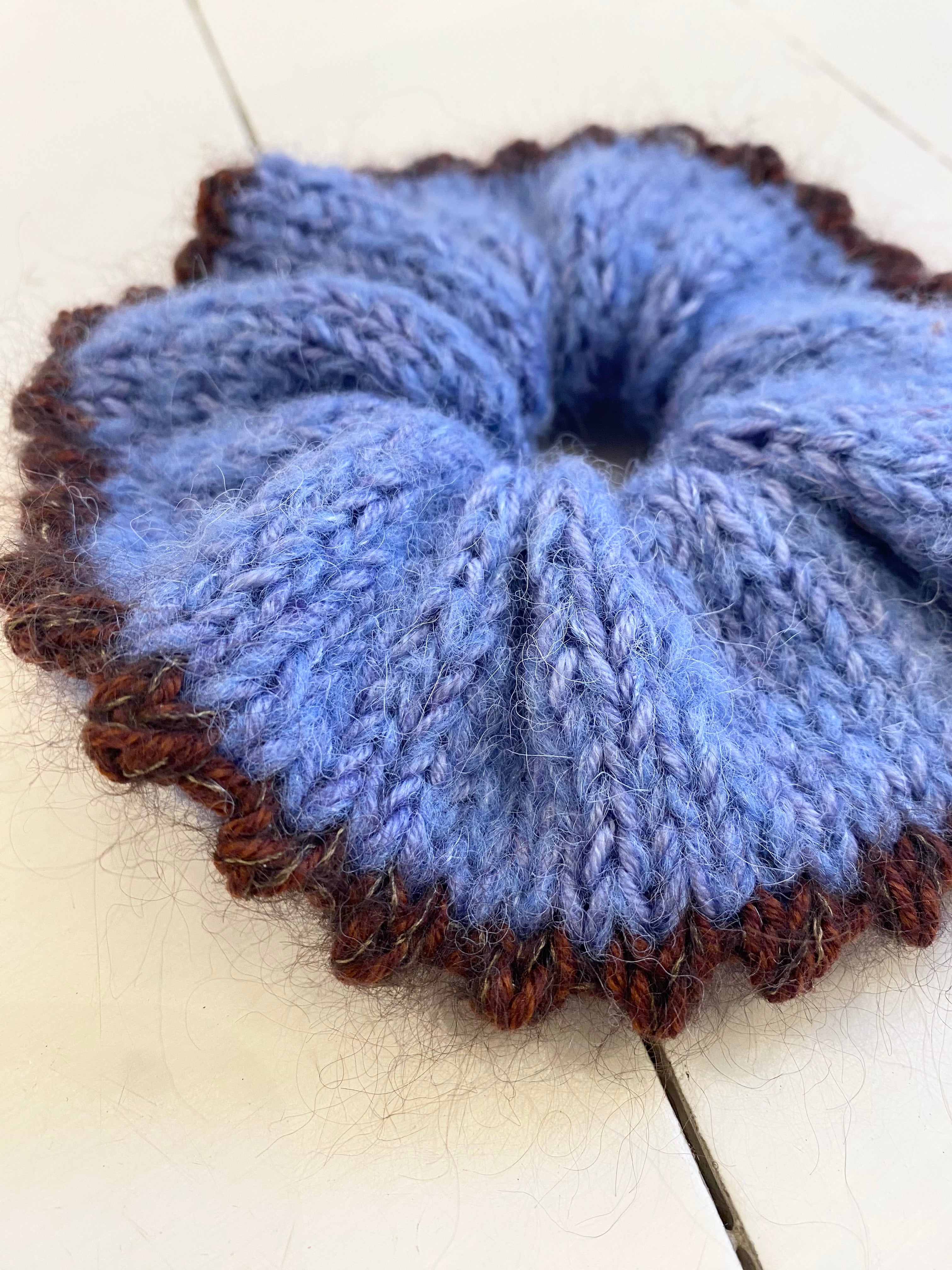 Picot scrunchie lyseblå/brun