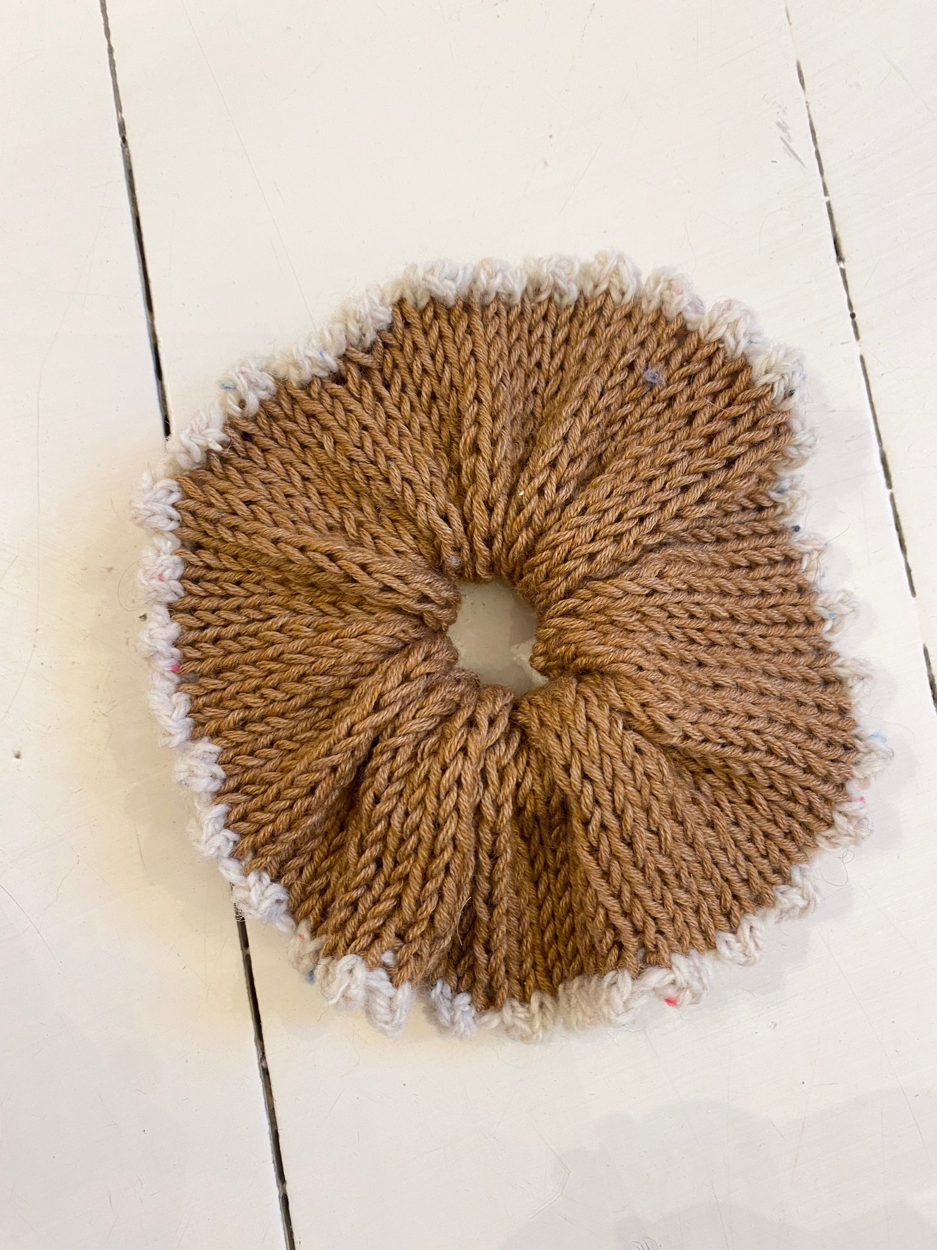 Picot scrunchie brun/hvid