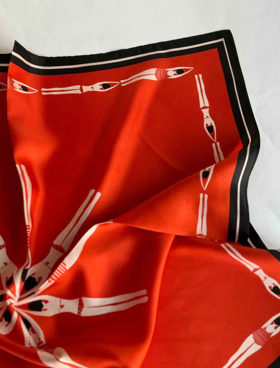 Silketørklæde, Red Swimmers 50cm