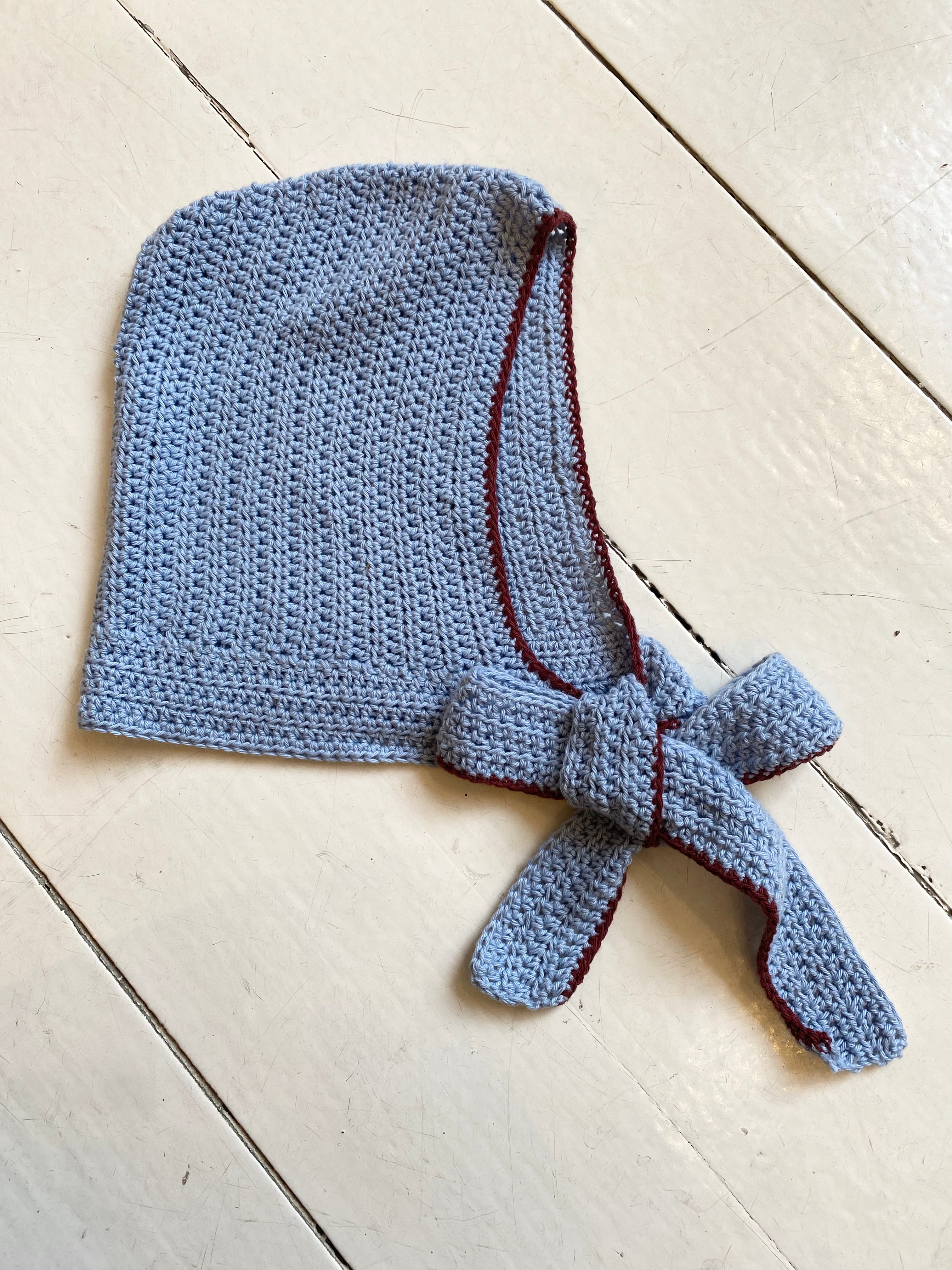 Bonnet, Lyseblå med rødbrun kant