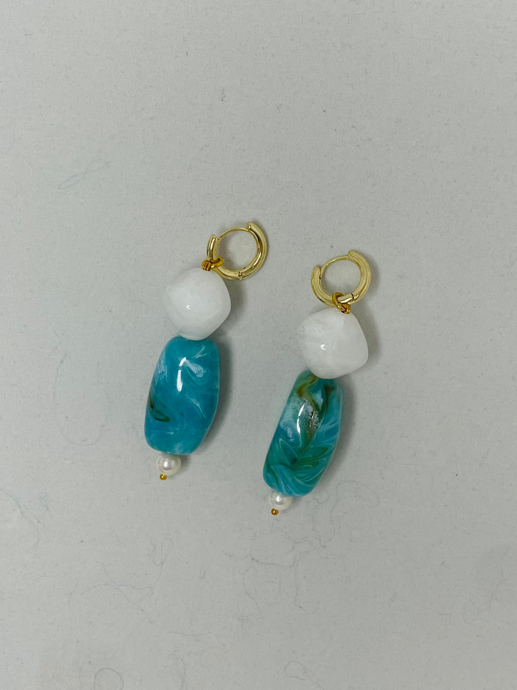 Øreringe, blå/hvid perle