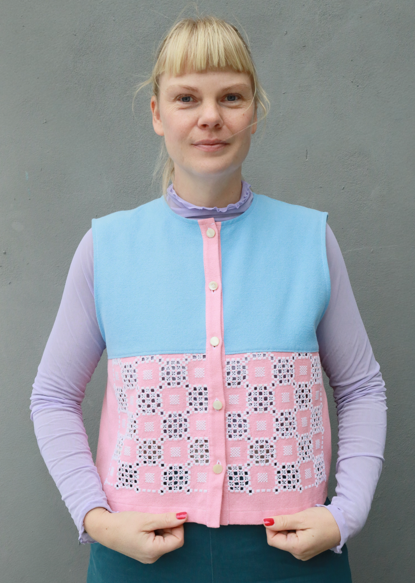 Lyseblå og lyserød vest