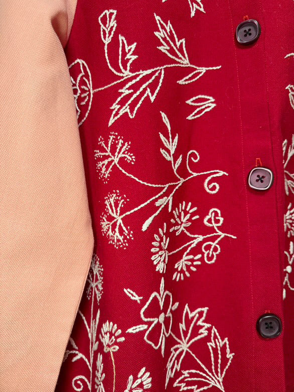 Rød skjorte med lyserøde ærmer