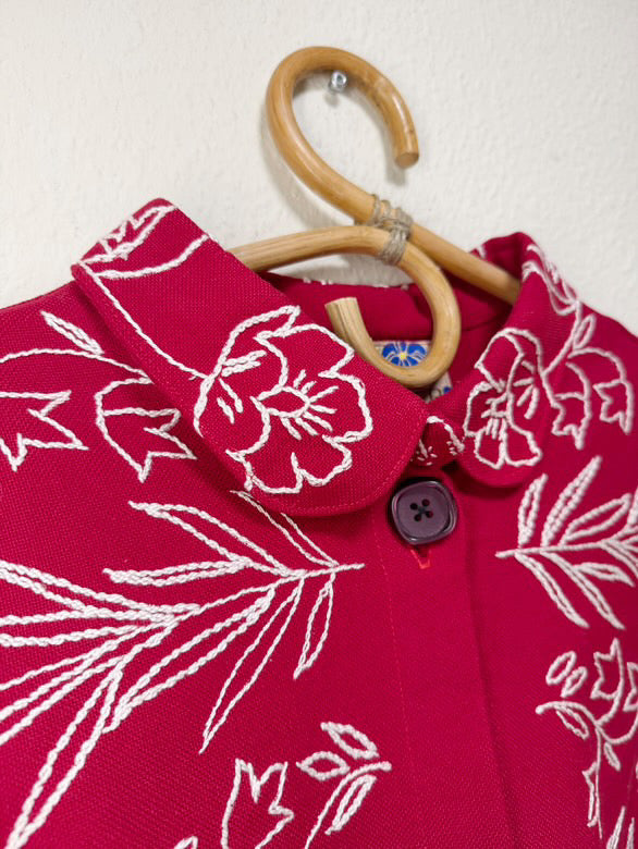 Rød skjorte med lyserøde ærmer