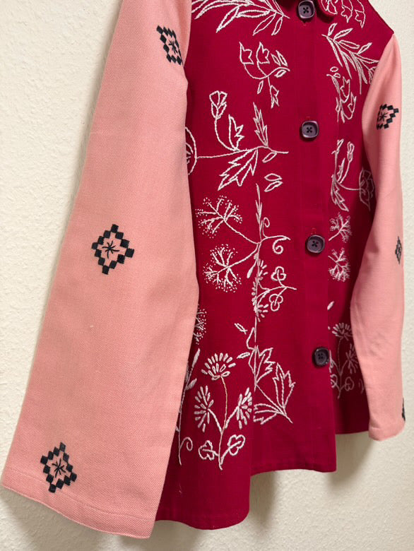 Rød skjorte med lyserøde ærmer