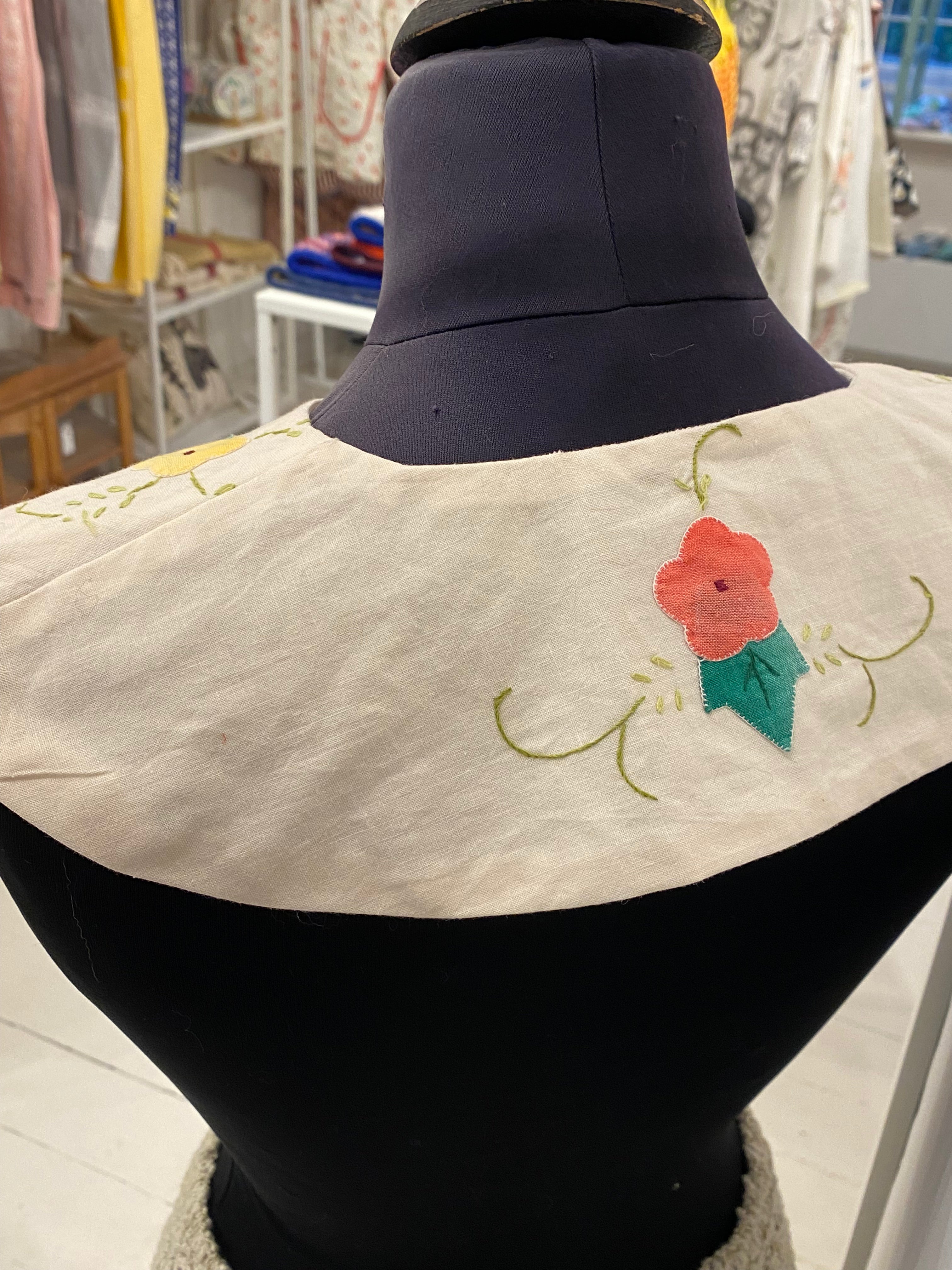 Stor krave hvid med multi blomster