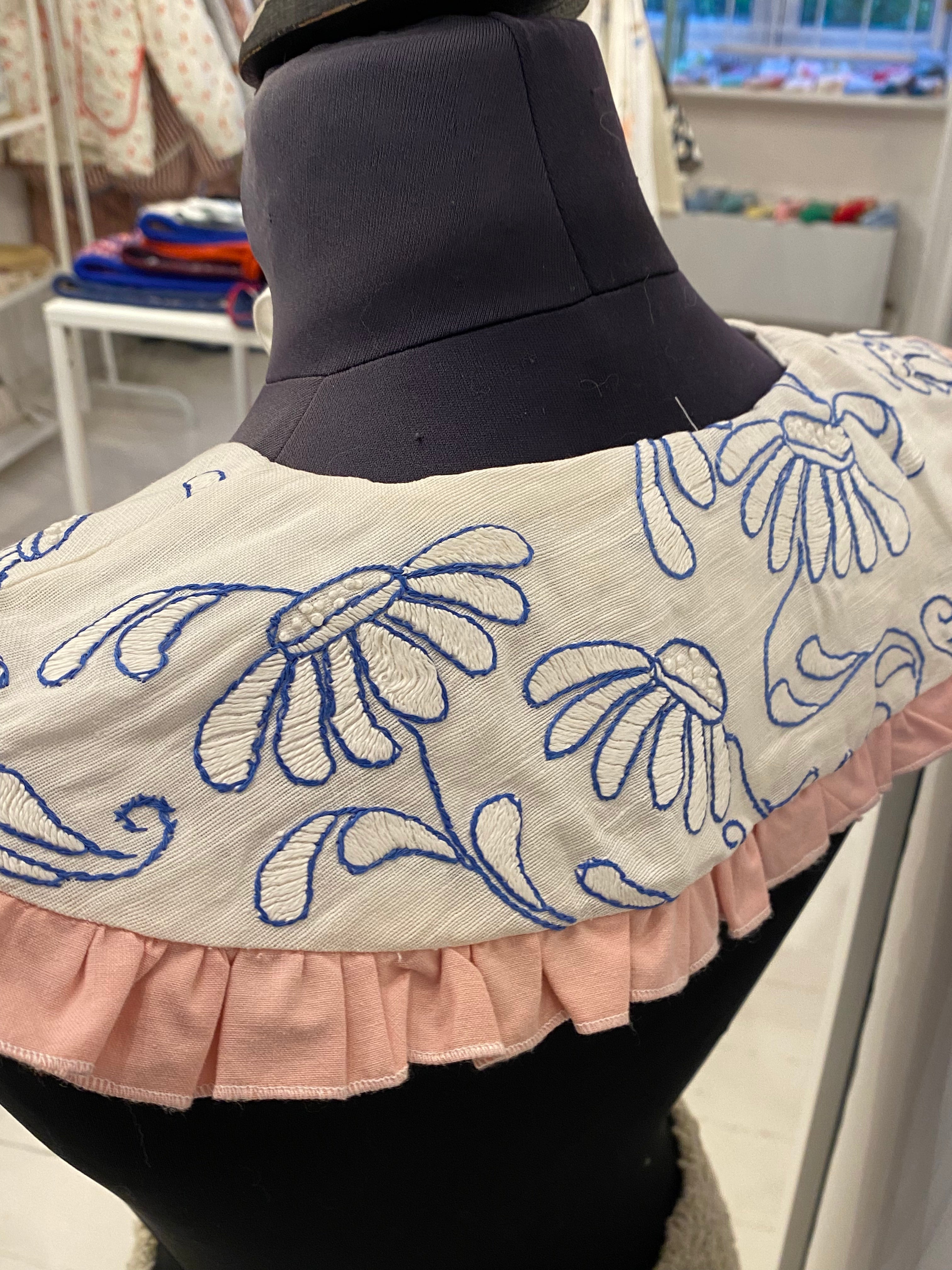 Stor krave hvid med lyserød kant