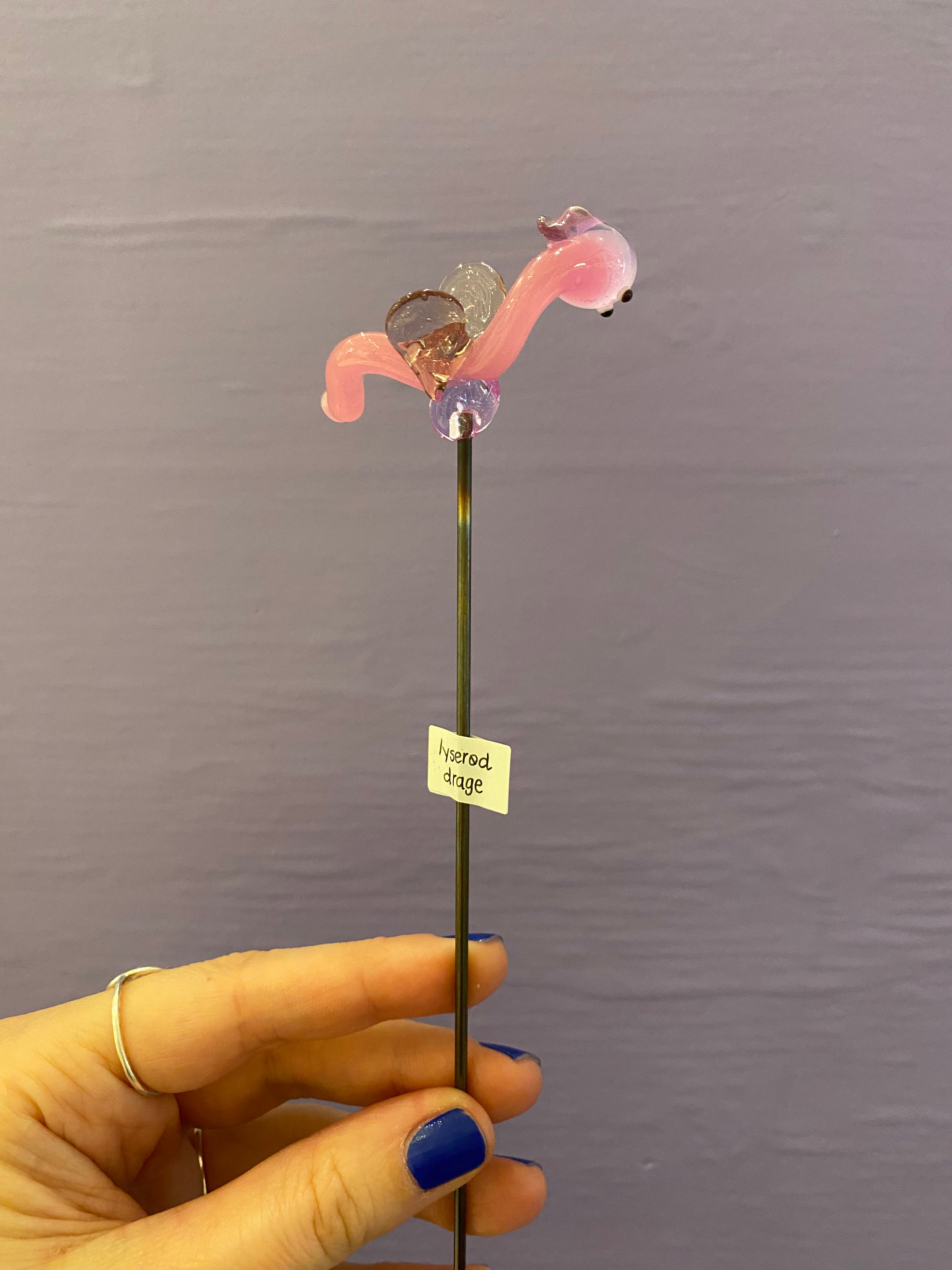 Lyserød drage - Glas pindefigur